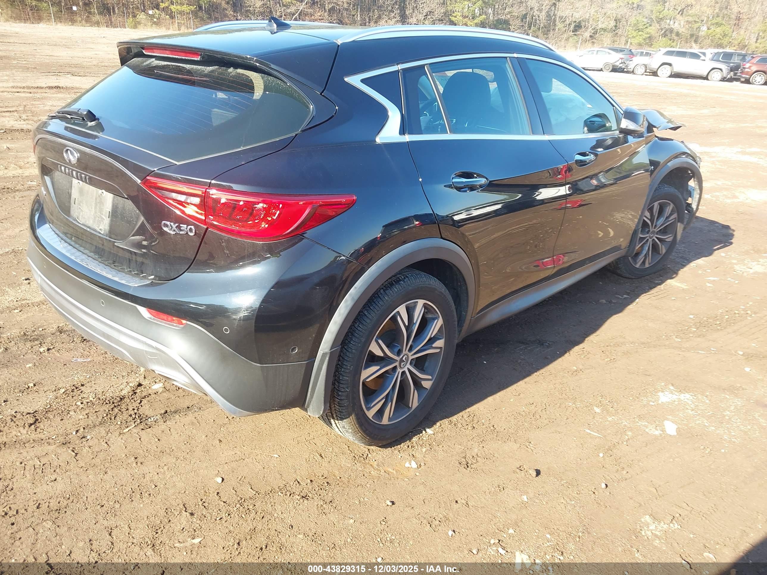 INFINITI QX30 image 4