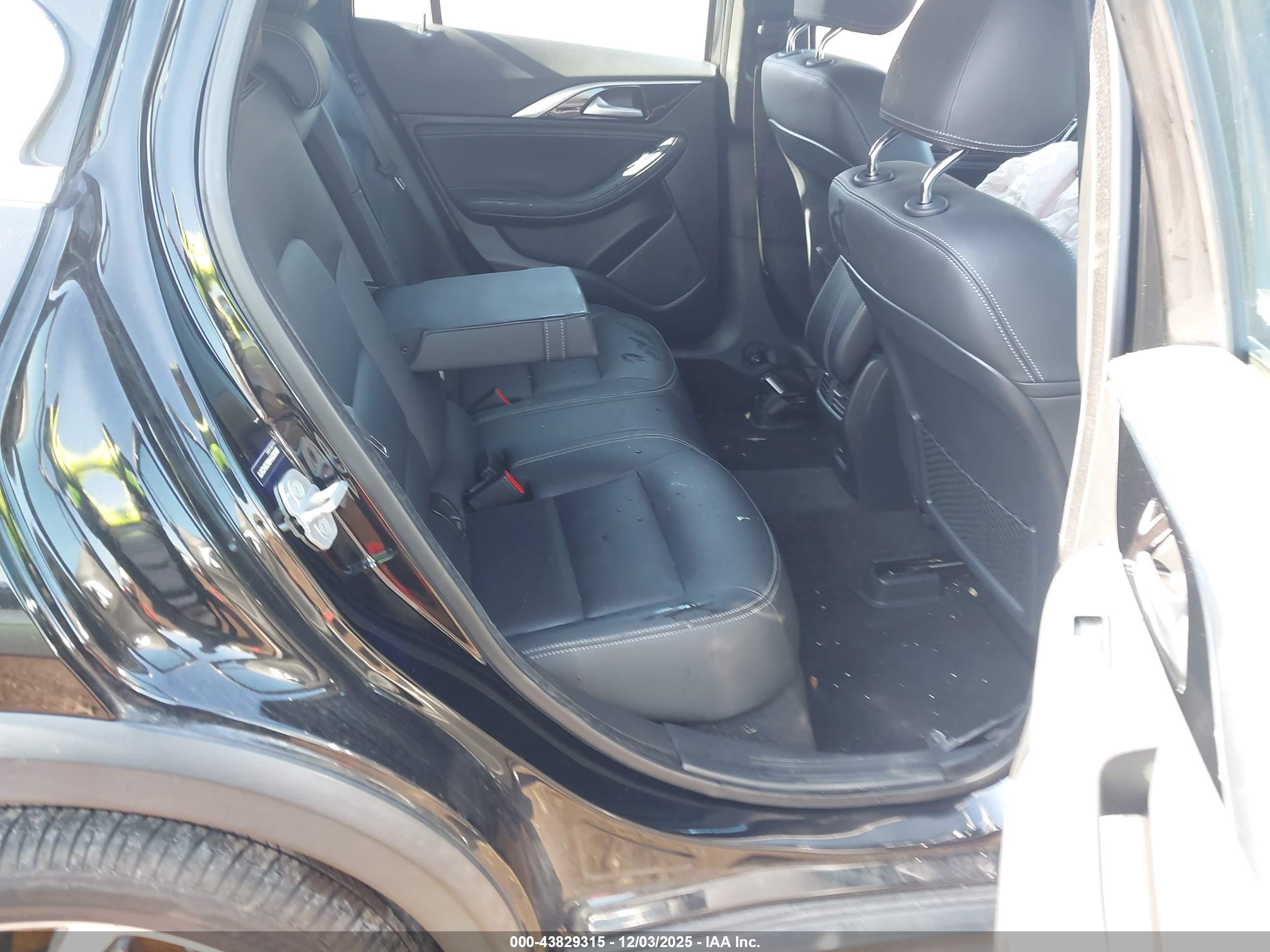 INFINITI QX30 image 8