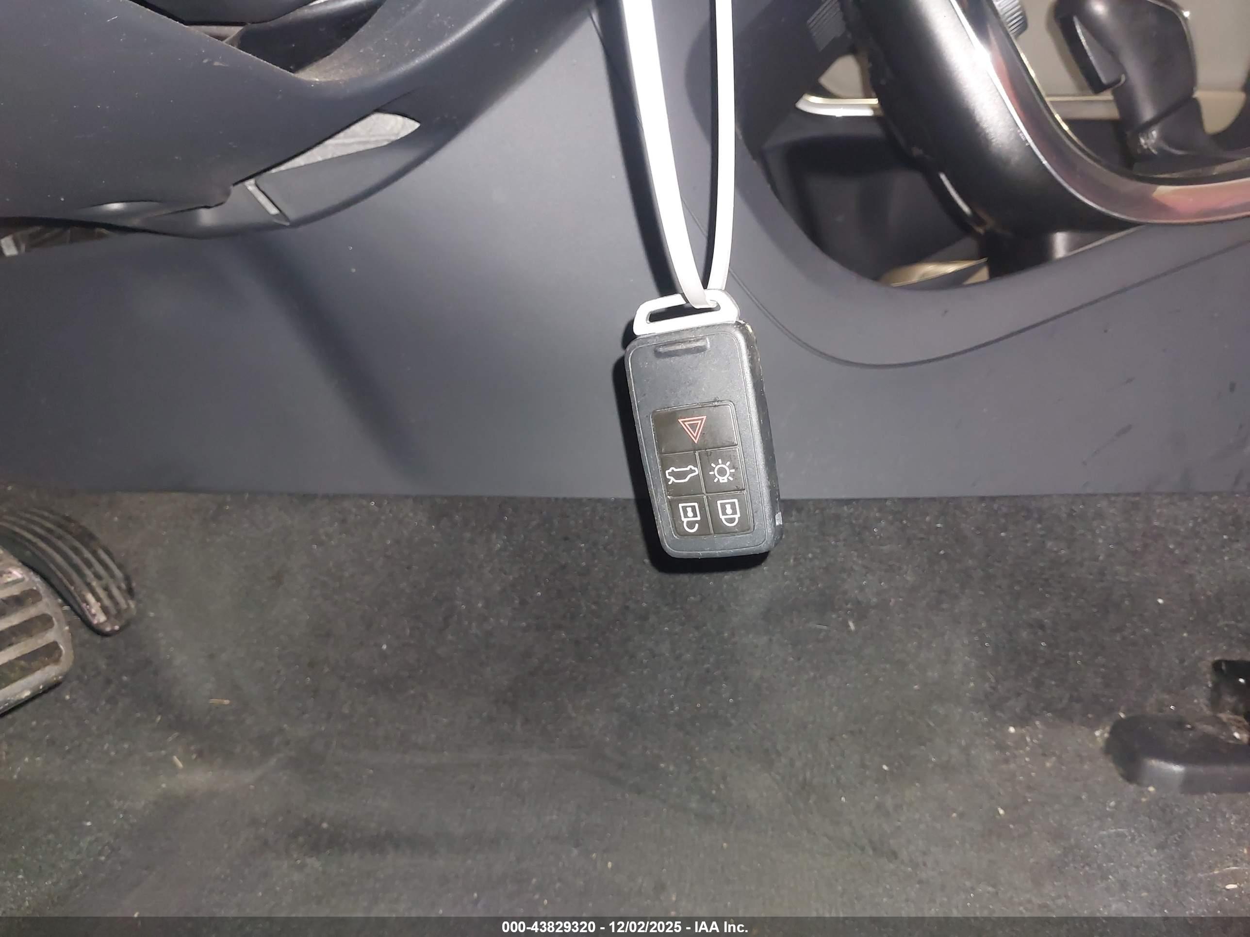 VOLVO V60 image 11