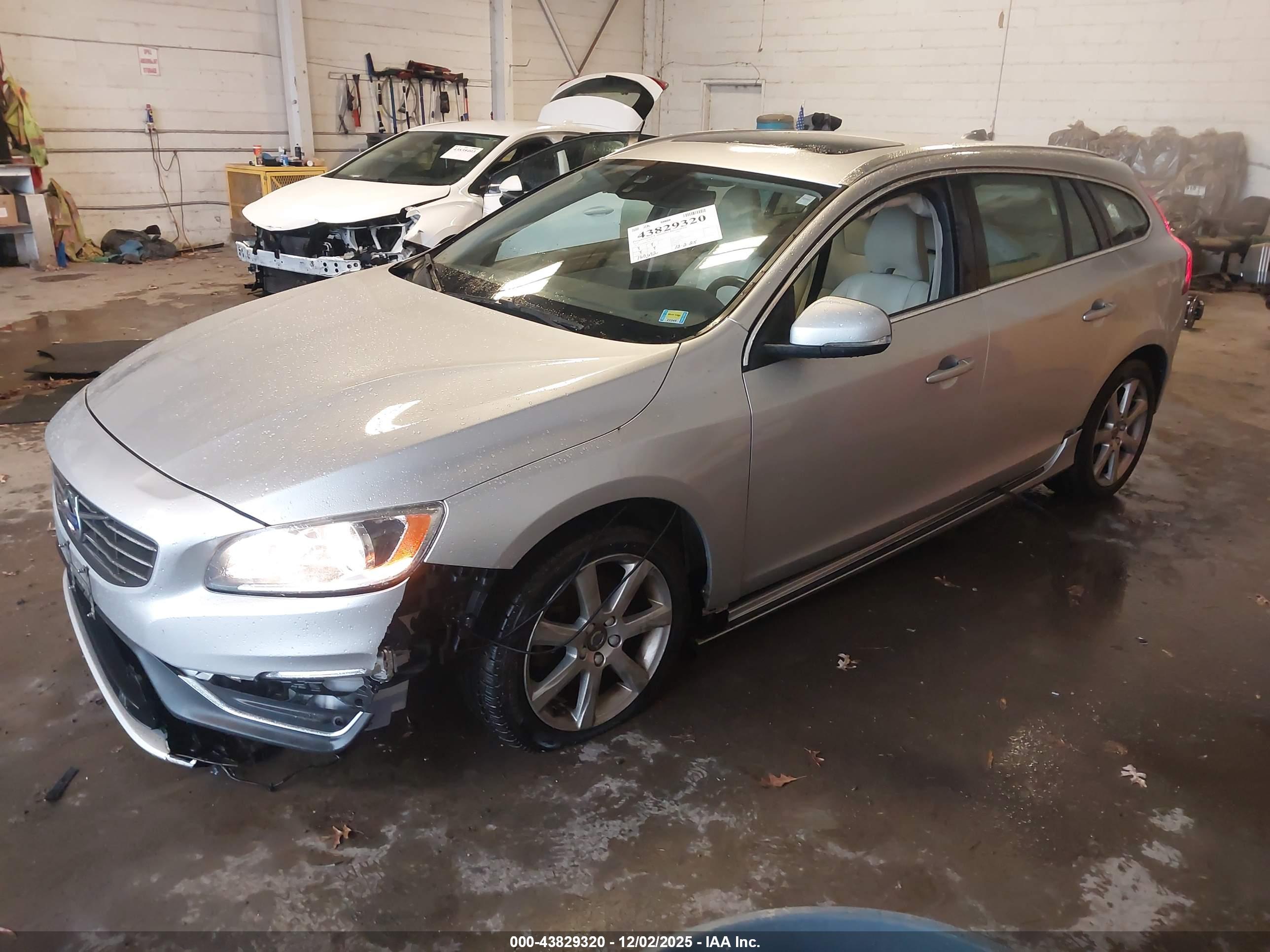 VOLVO V60 image 2