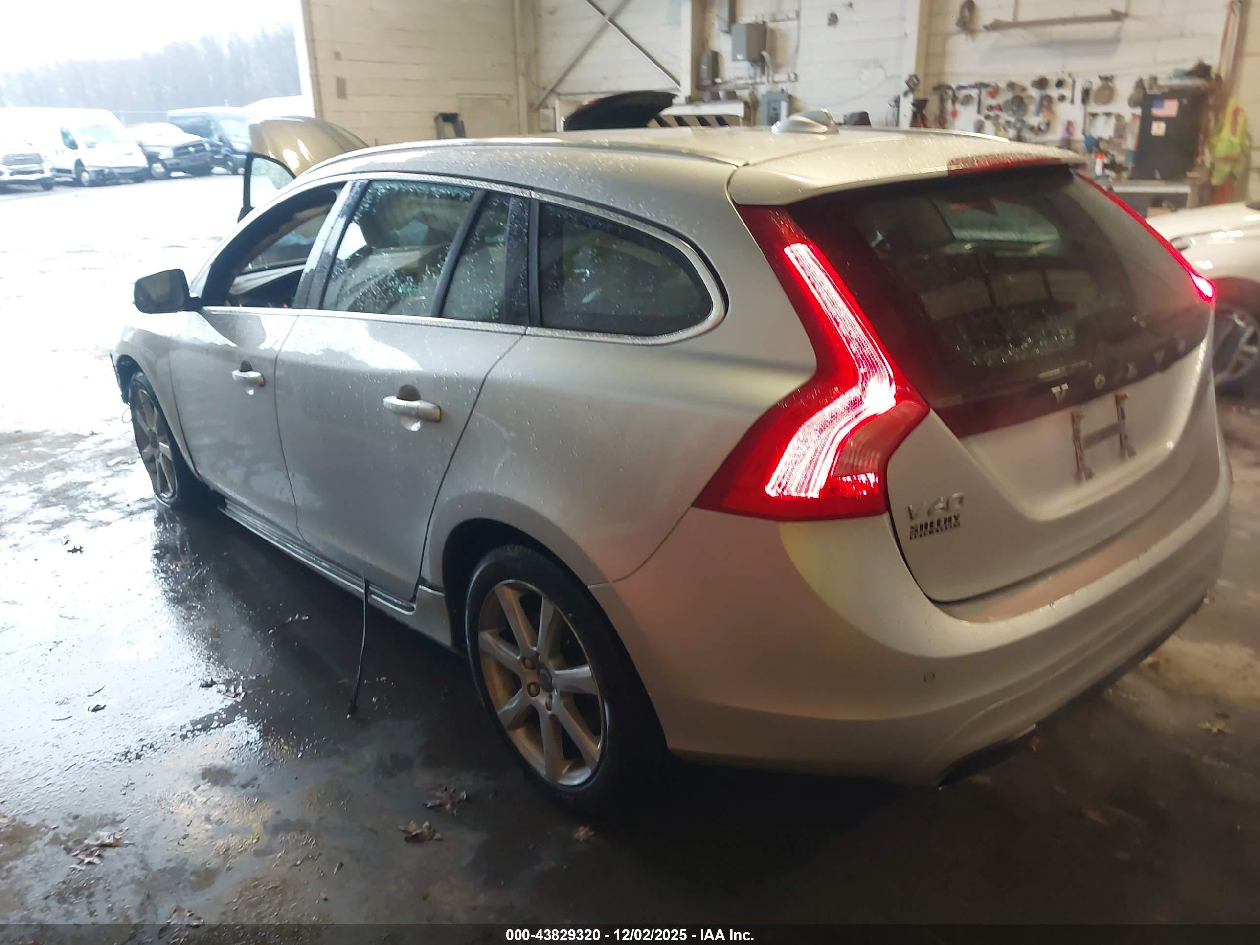 VOLVO V60 image 3