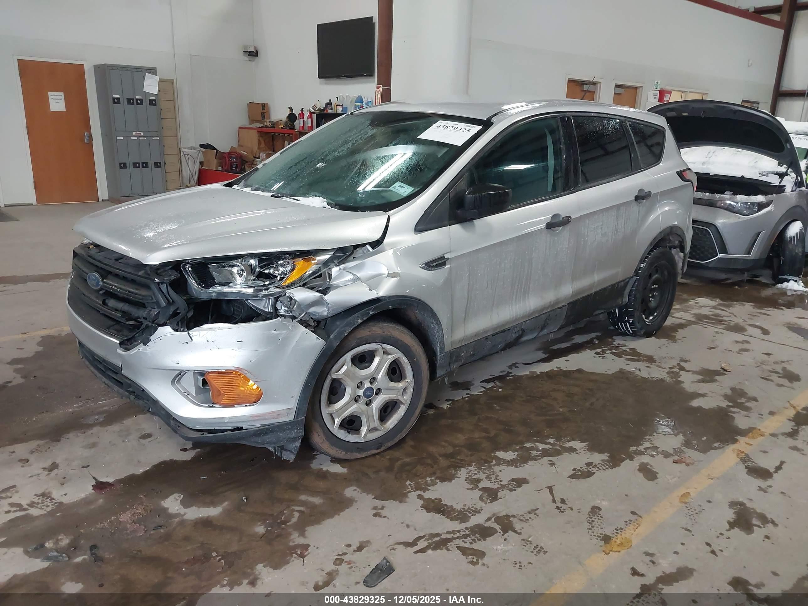 FORD ESCAPE image 2