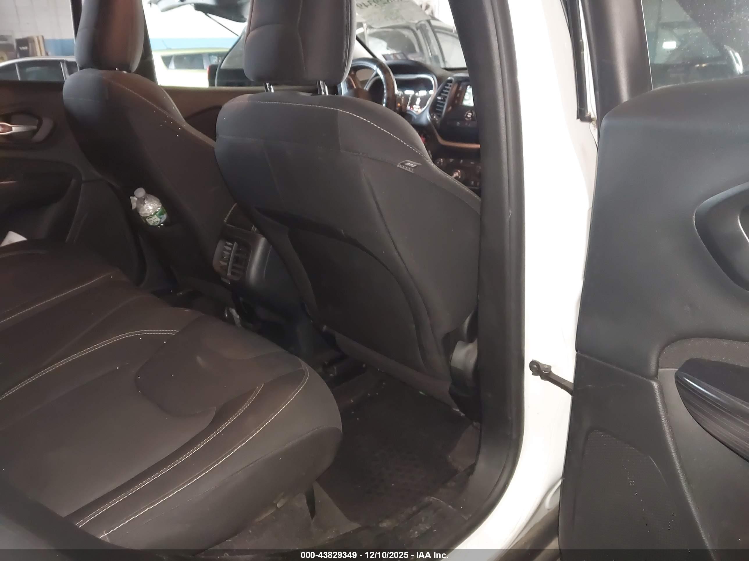 JEEP CHEROKEE image 8