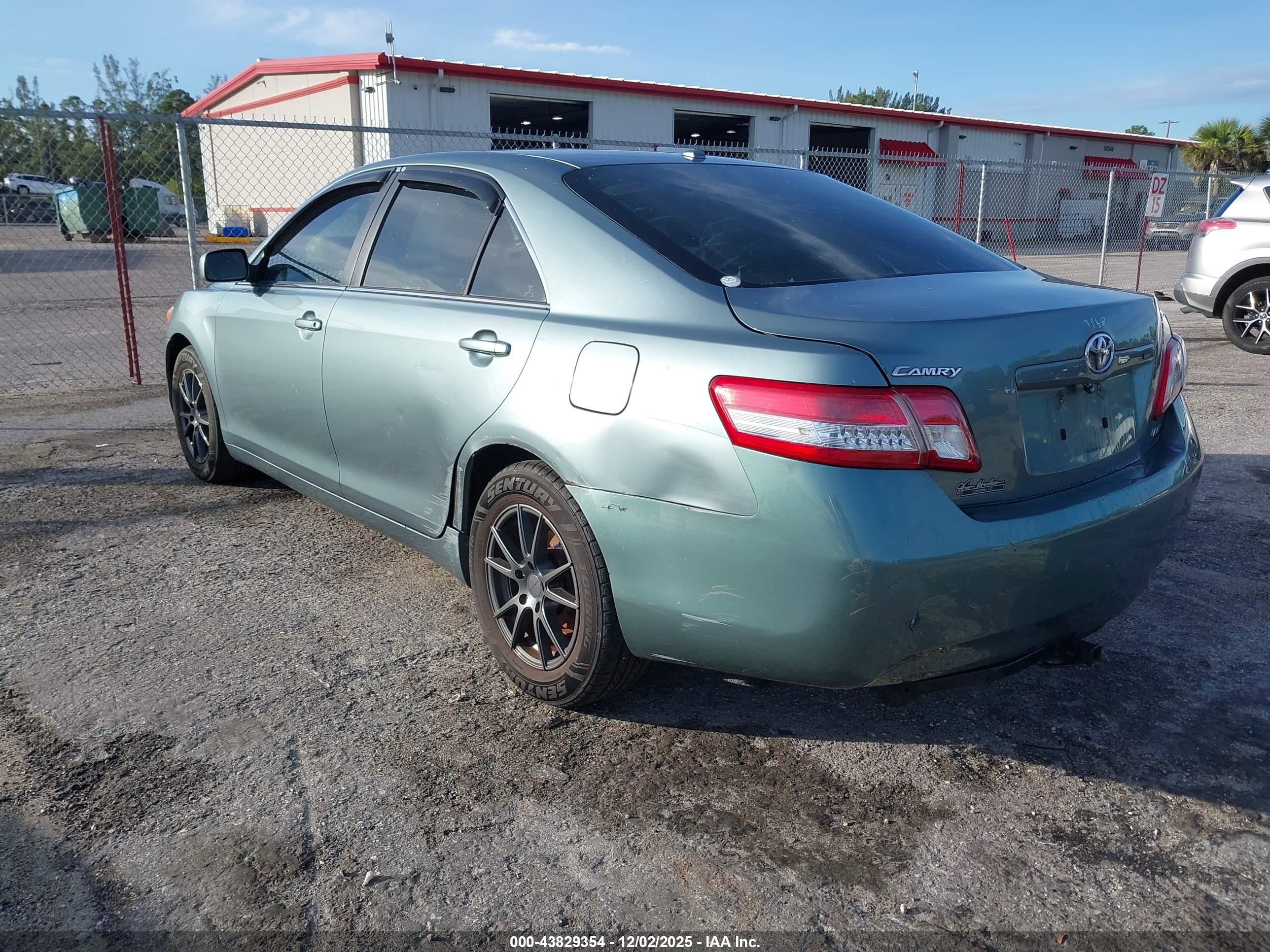 TOYOTA CAMRY image 3