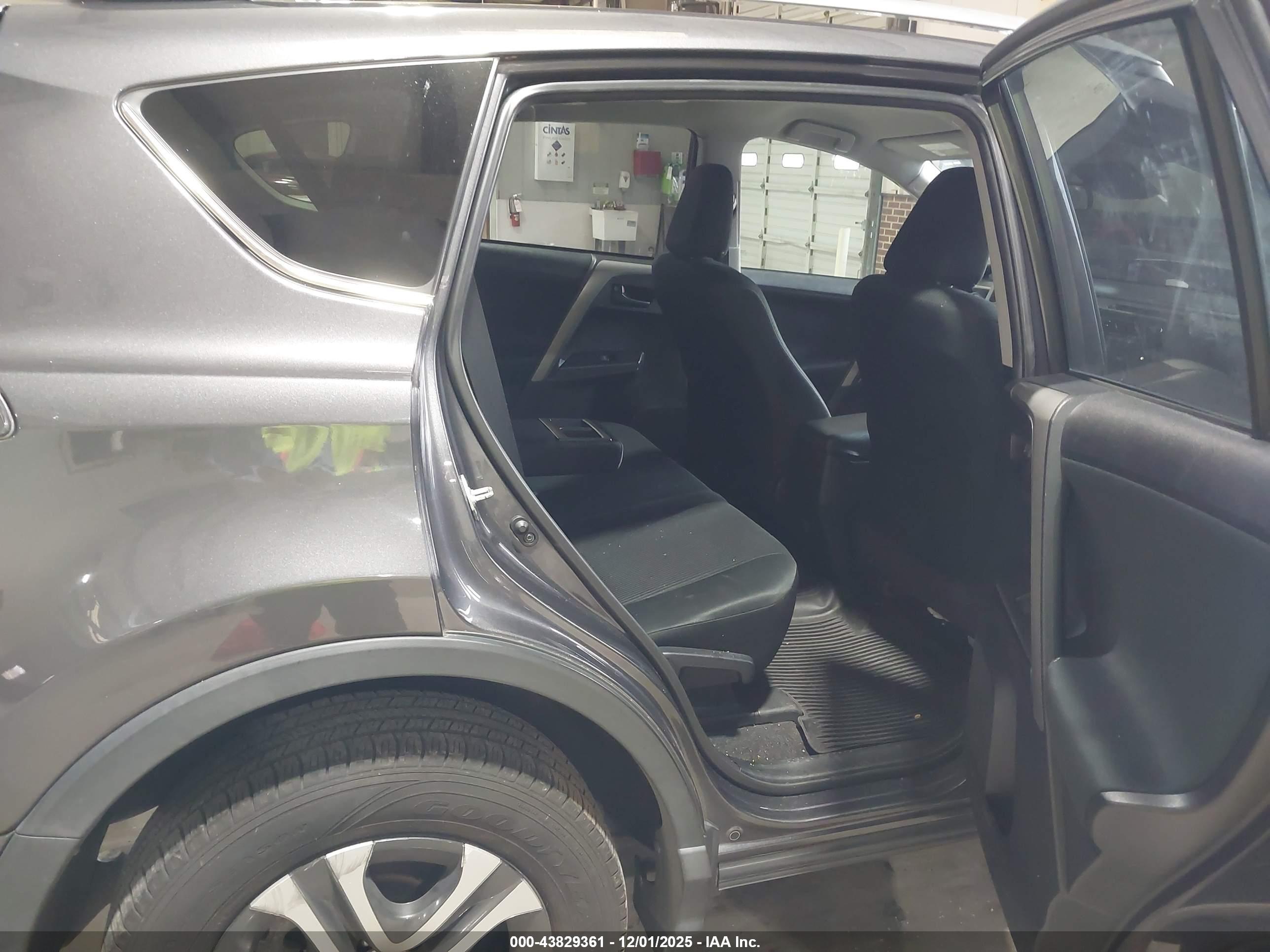 TOYOTA RAV4 image 8