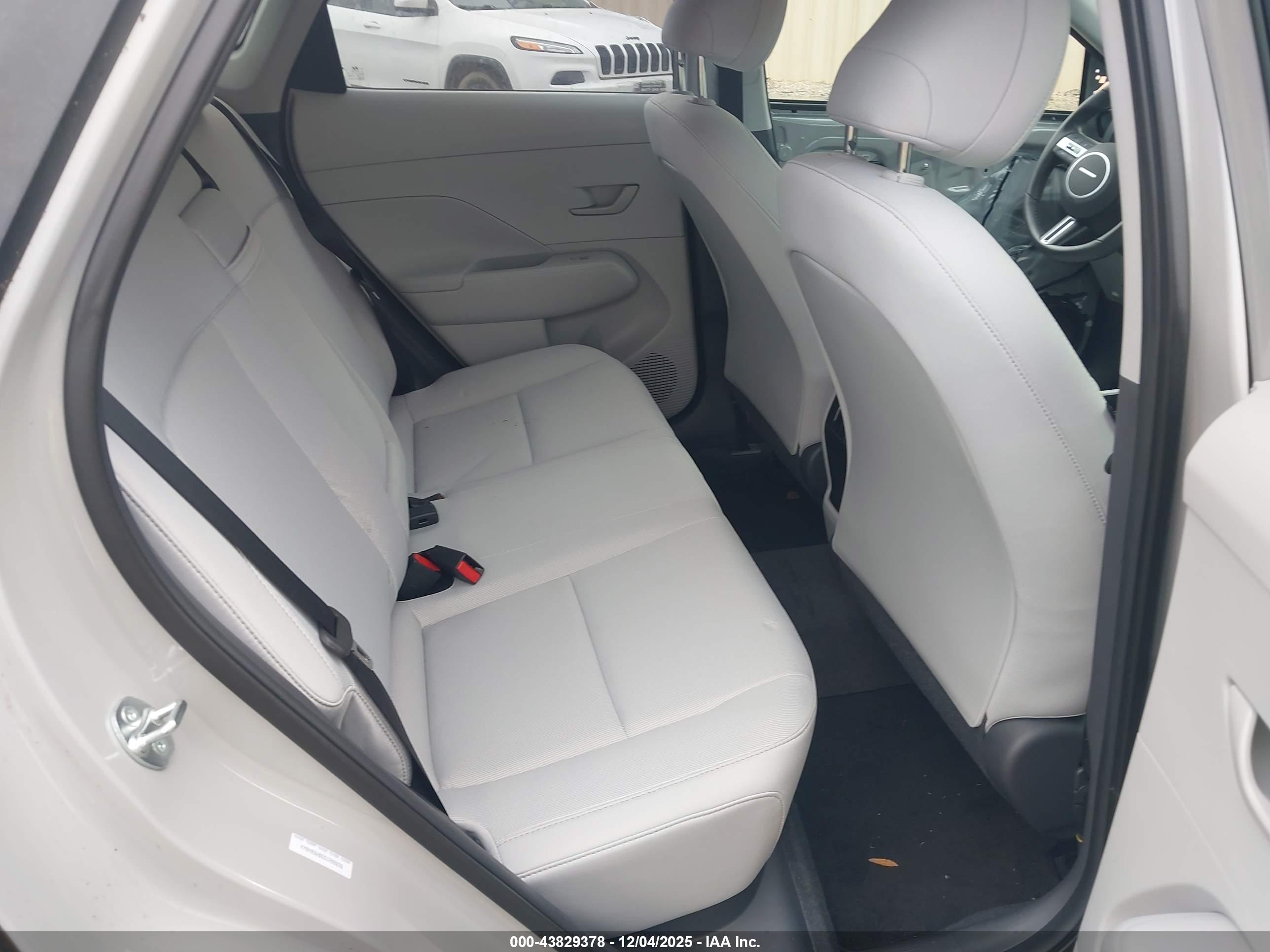 HYUNDAI KONA image 8