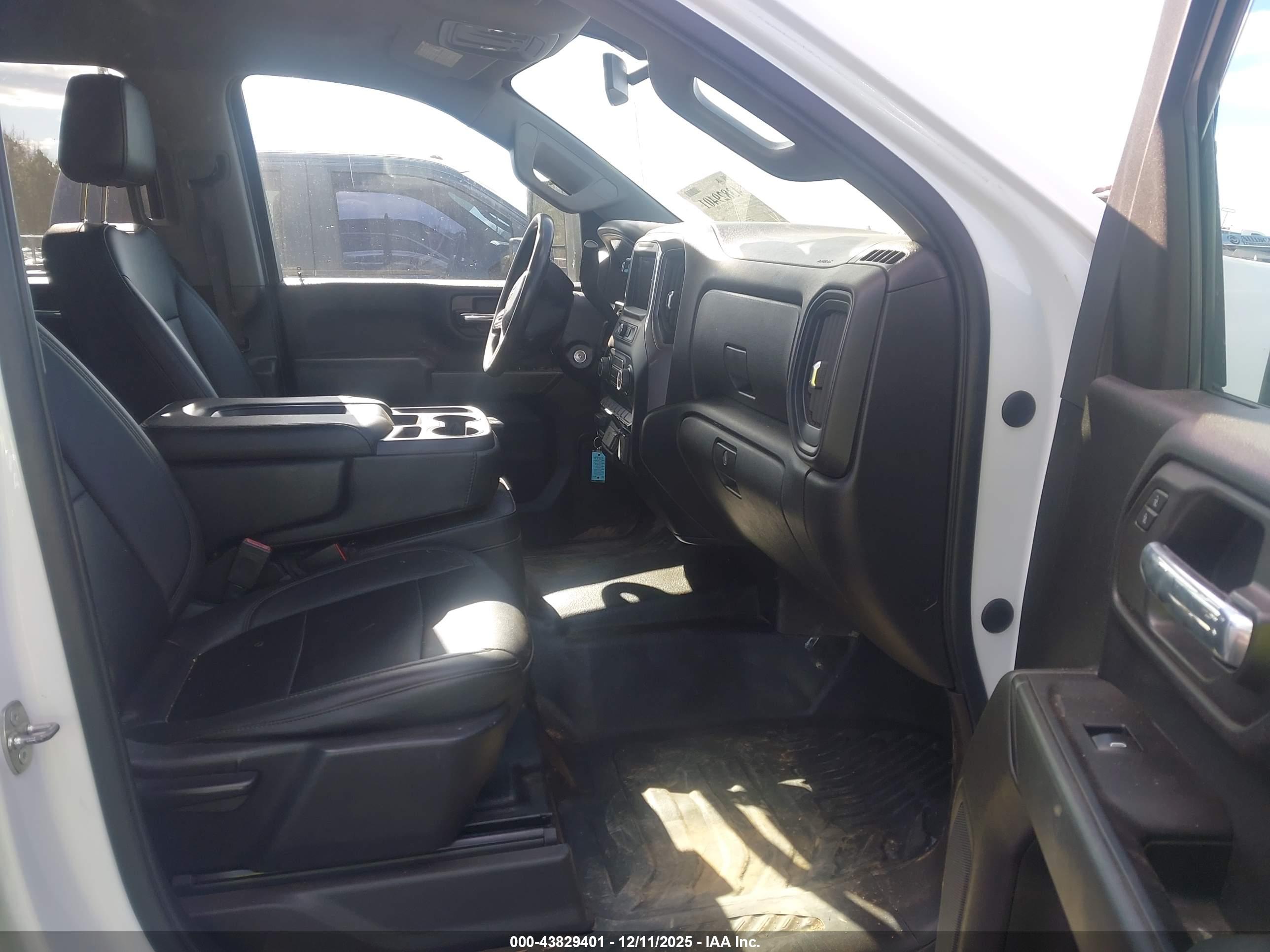CHEVROLET SILVERADO image 5