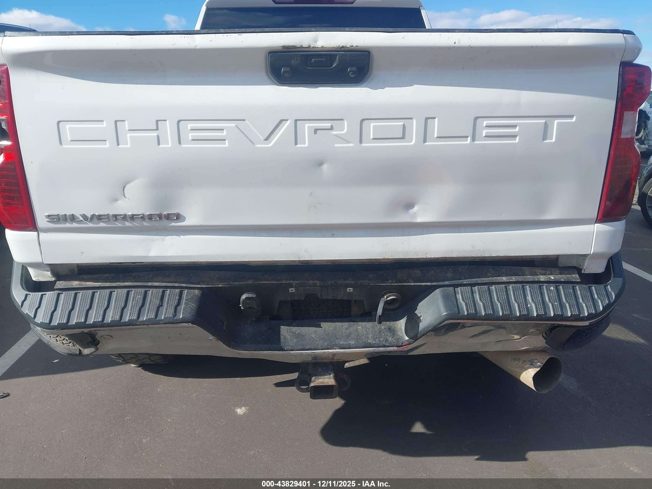 CHEVROLET SILVERADO image 6