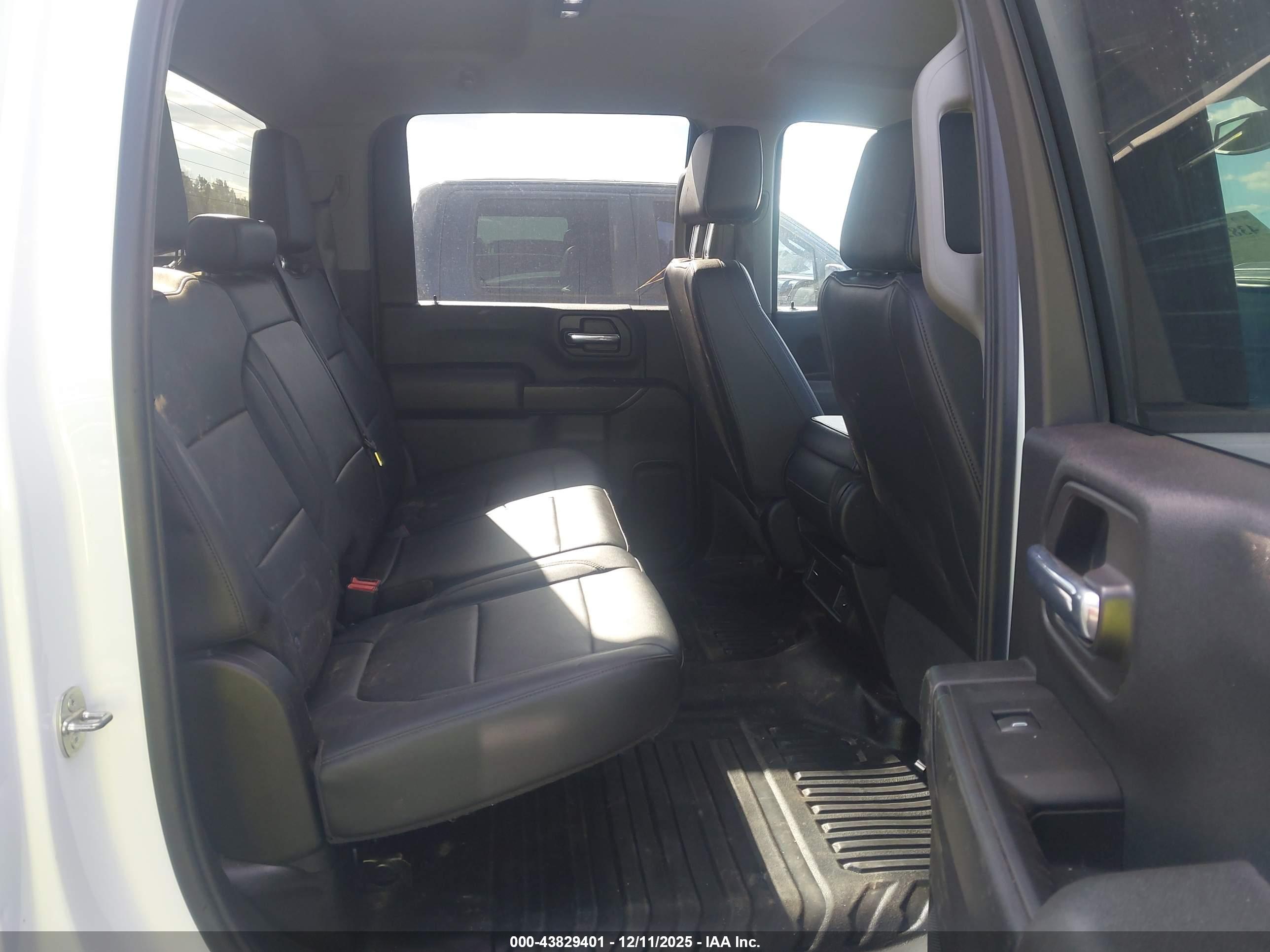 CHEVROLET SILVERADO image 8