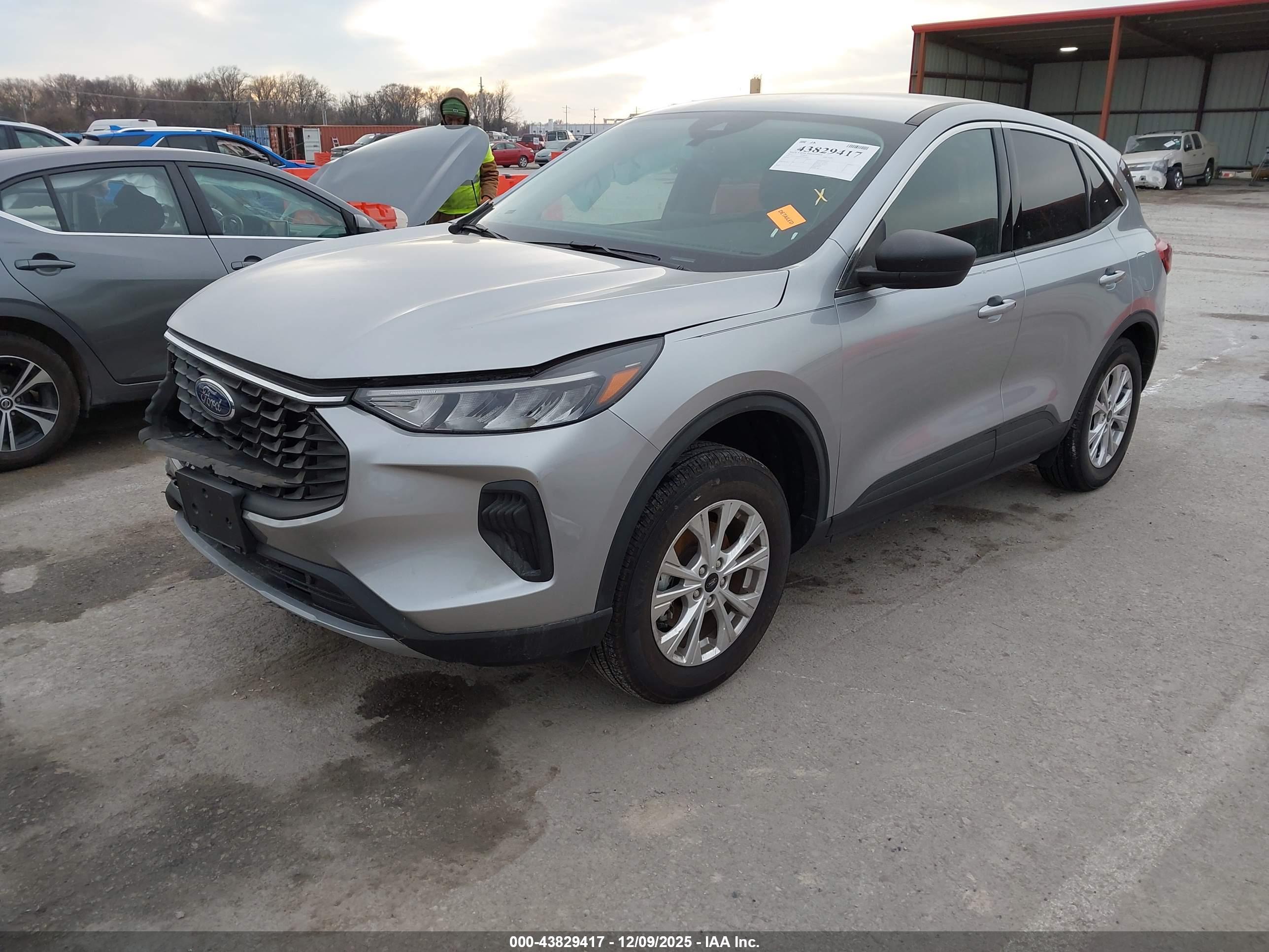 FORD ESCAPE image 2