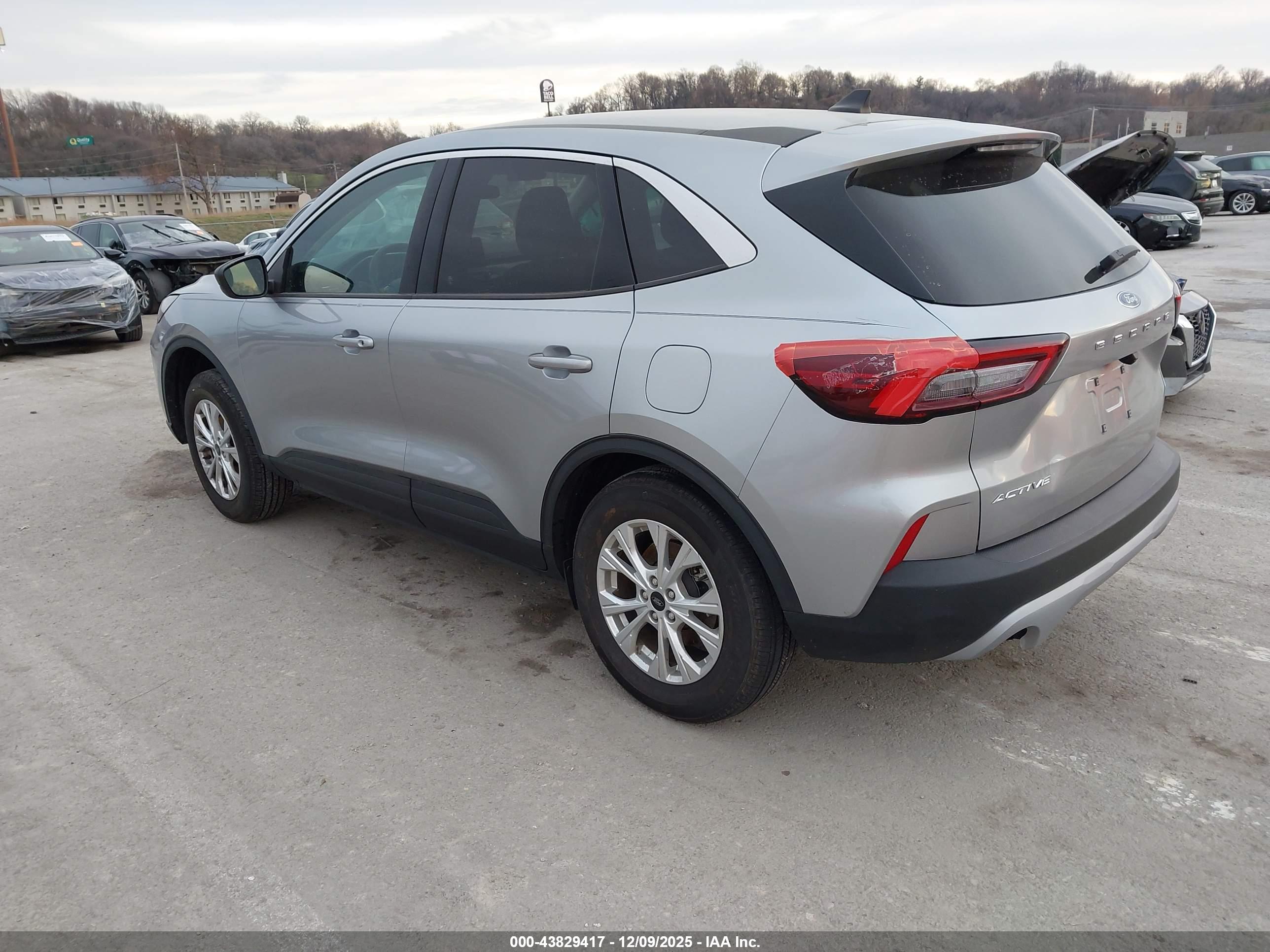 FORD ESCAPE image 3