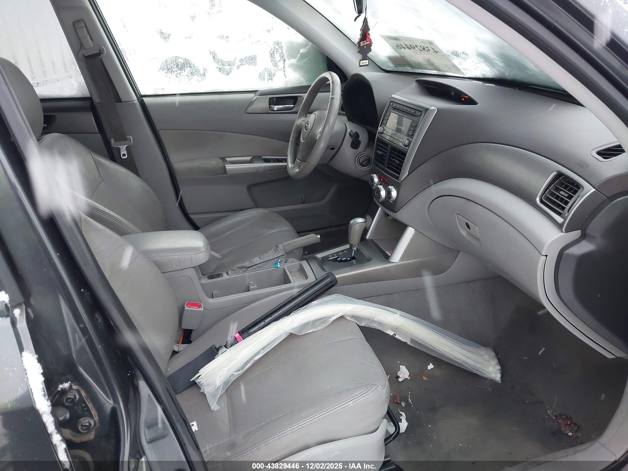 SUBARU FORESTER image 5