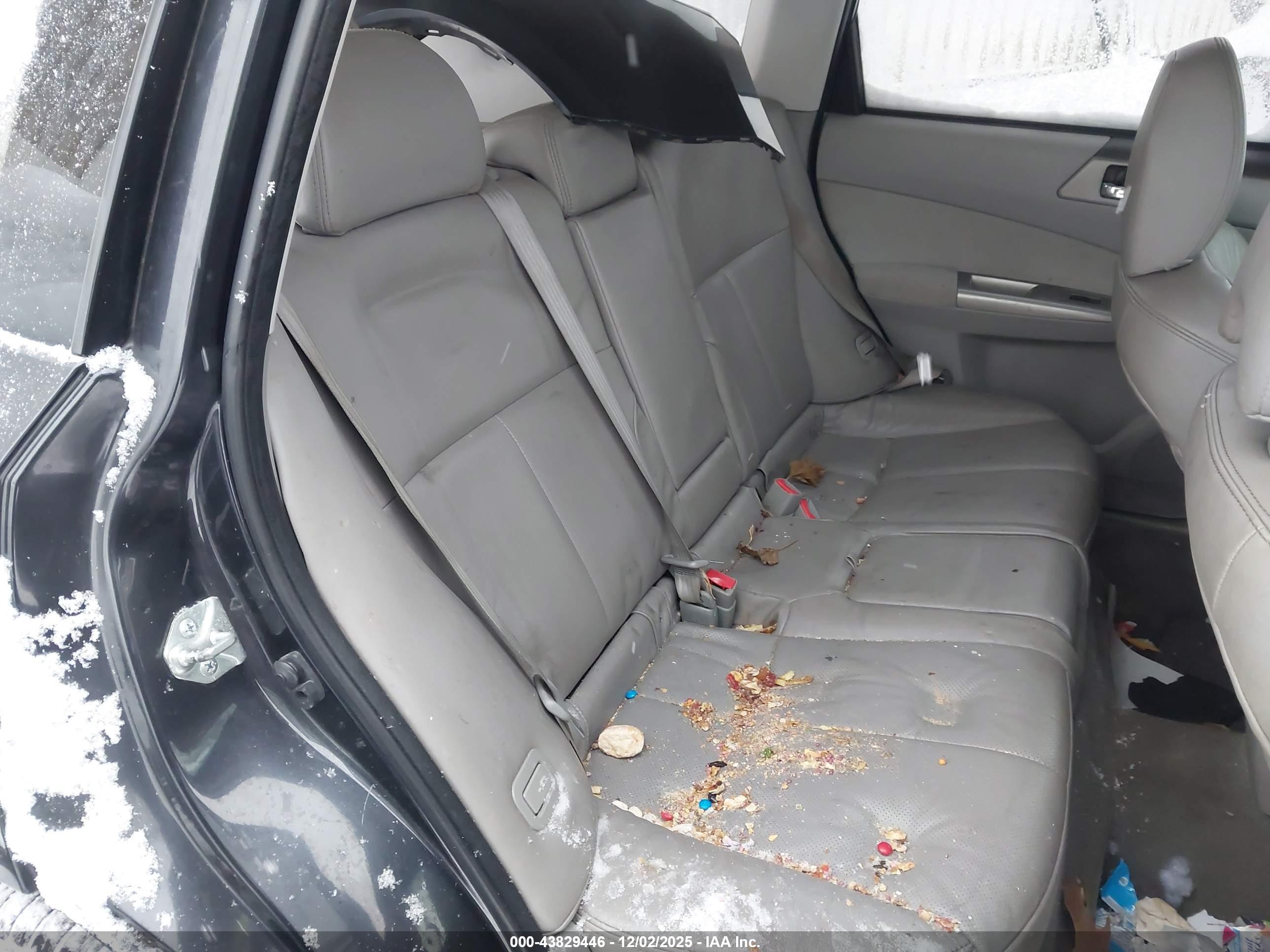 SUBARU FORESTER image 8