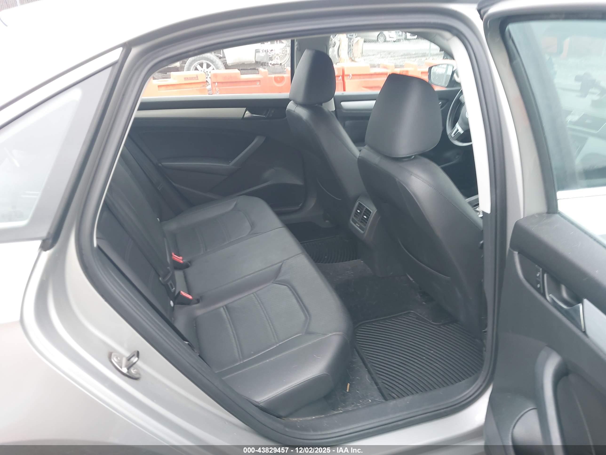 VOLKSWAGEN PASSAT image 8
