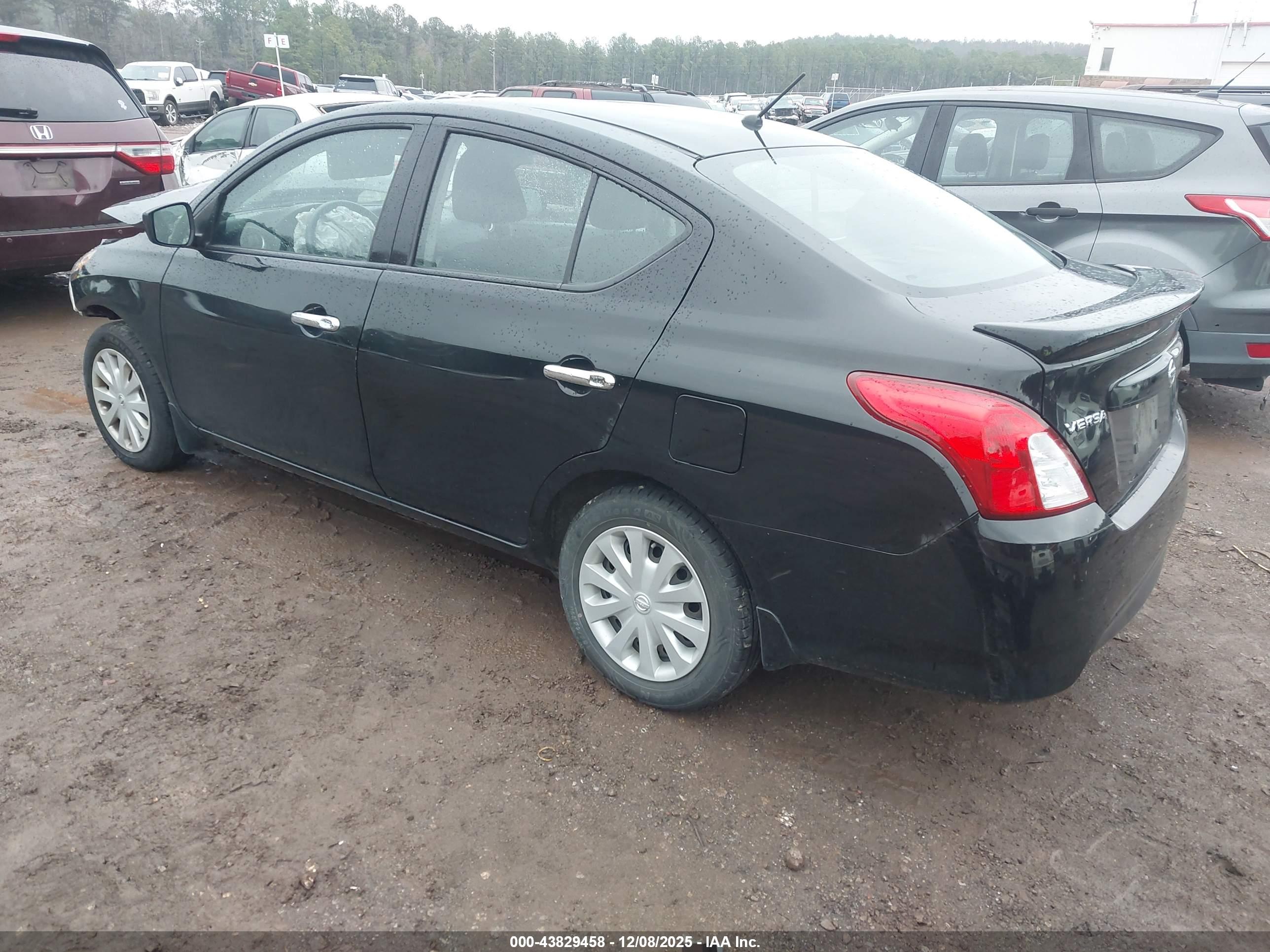 NISSAN VERSA image 3