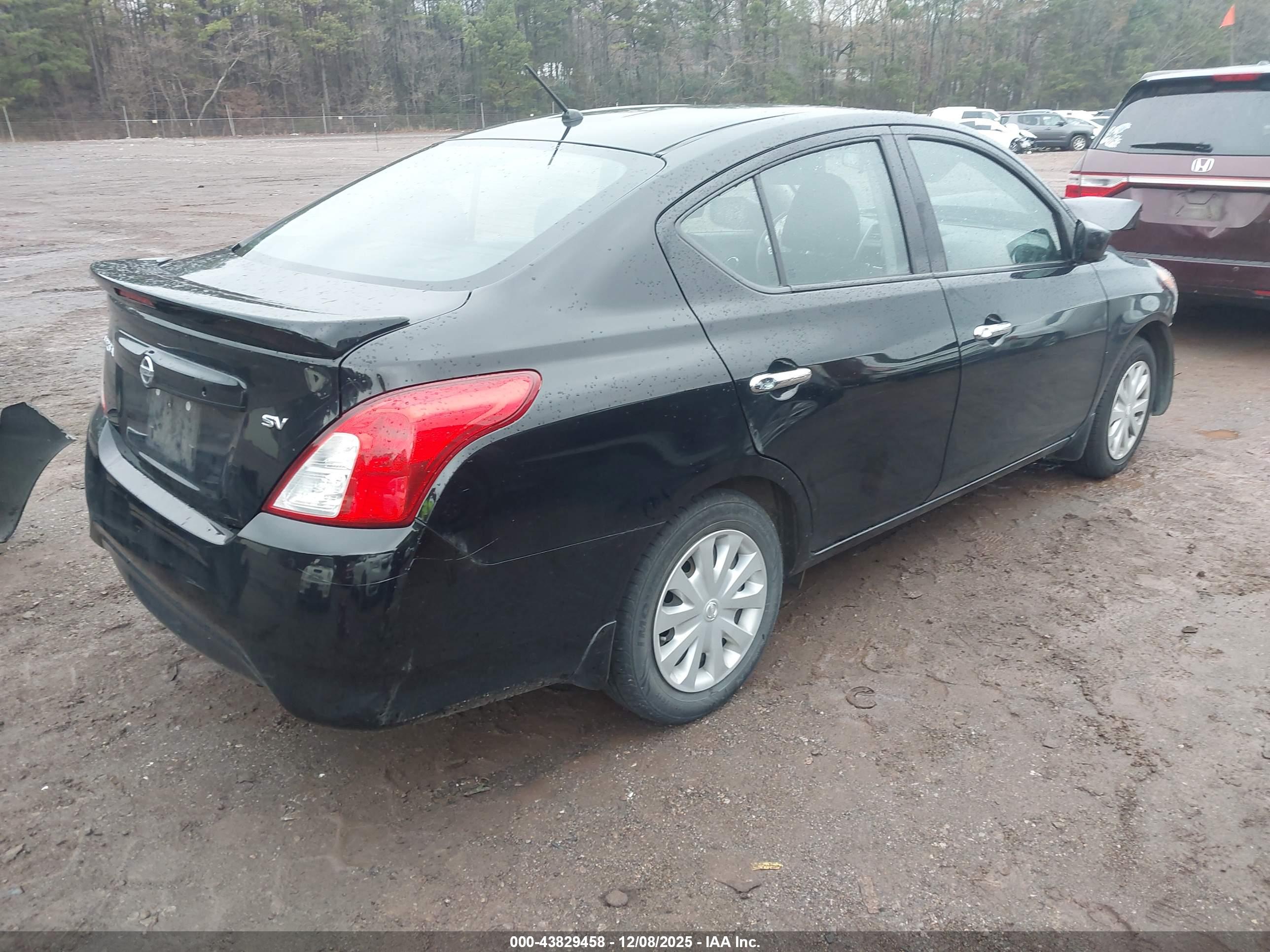 NISSAN VERSA image 4