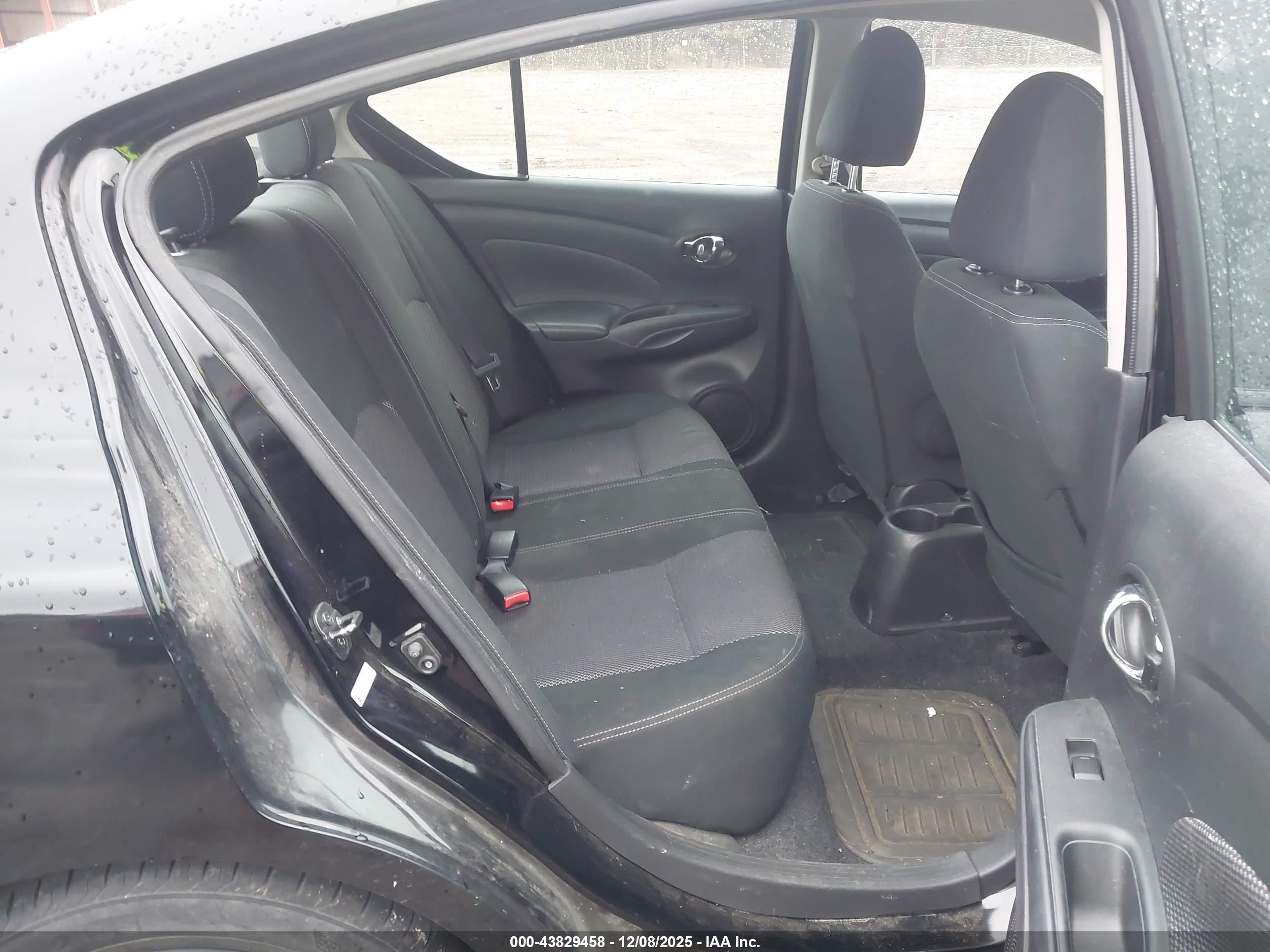 NISSAN VERSA image 8