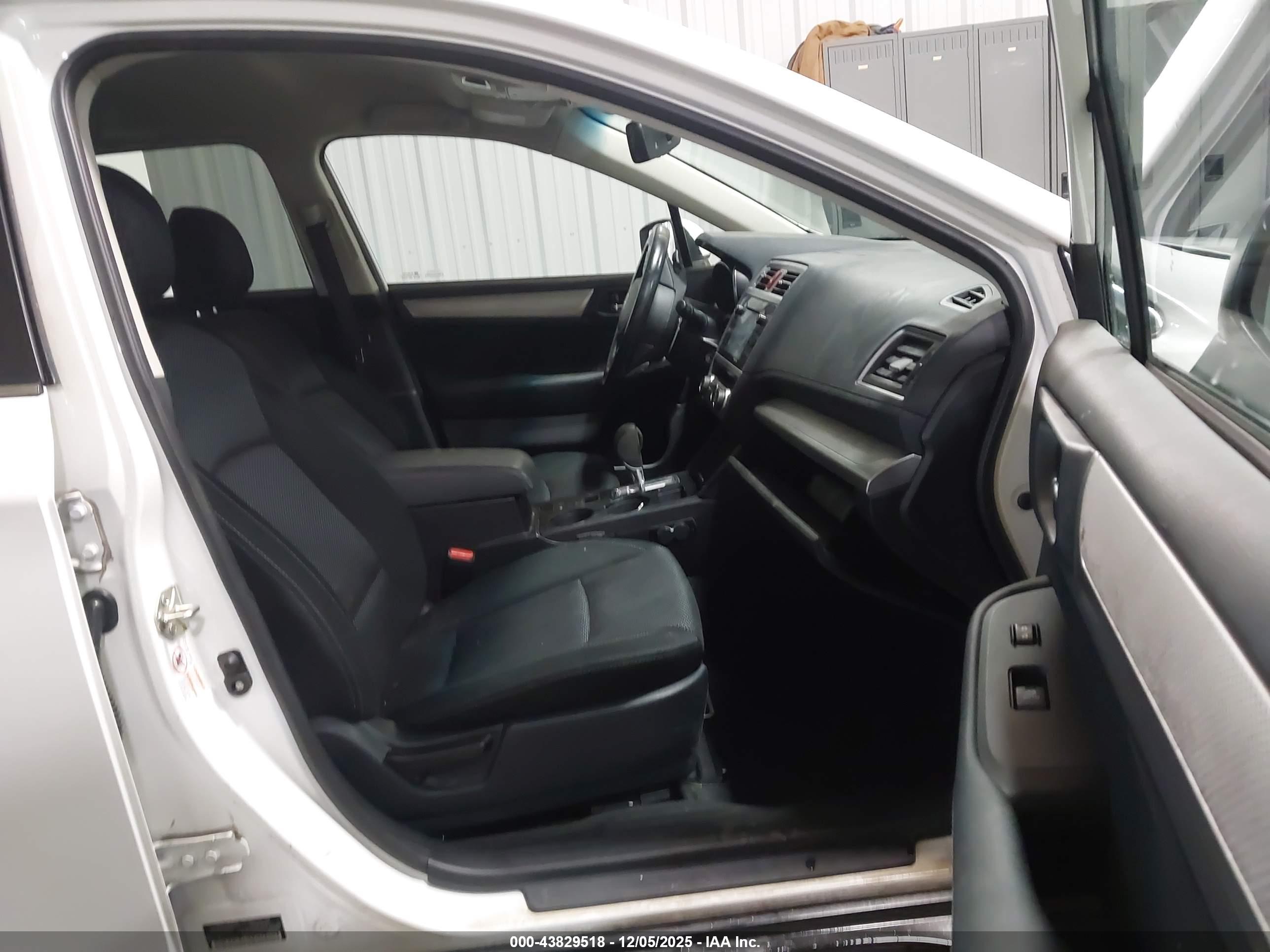 SUBARU OUTBACK image 5