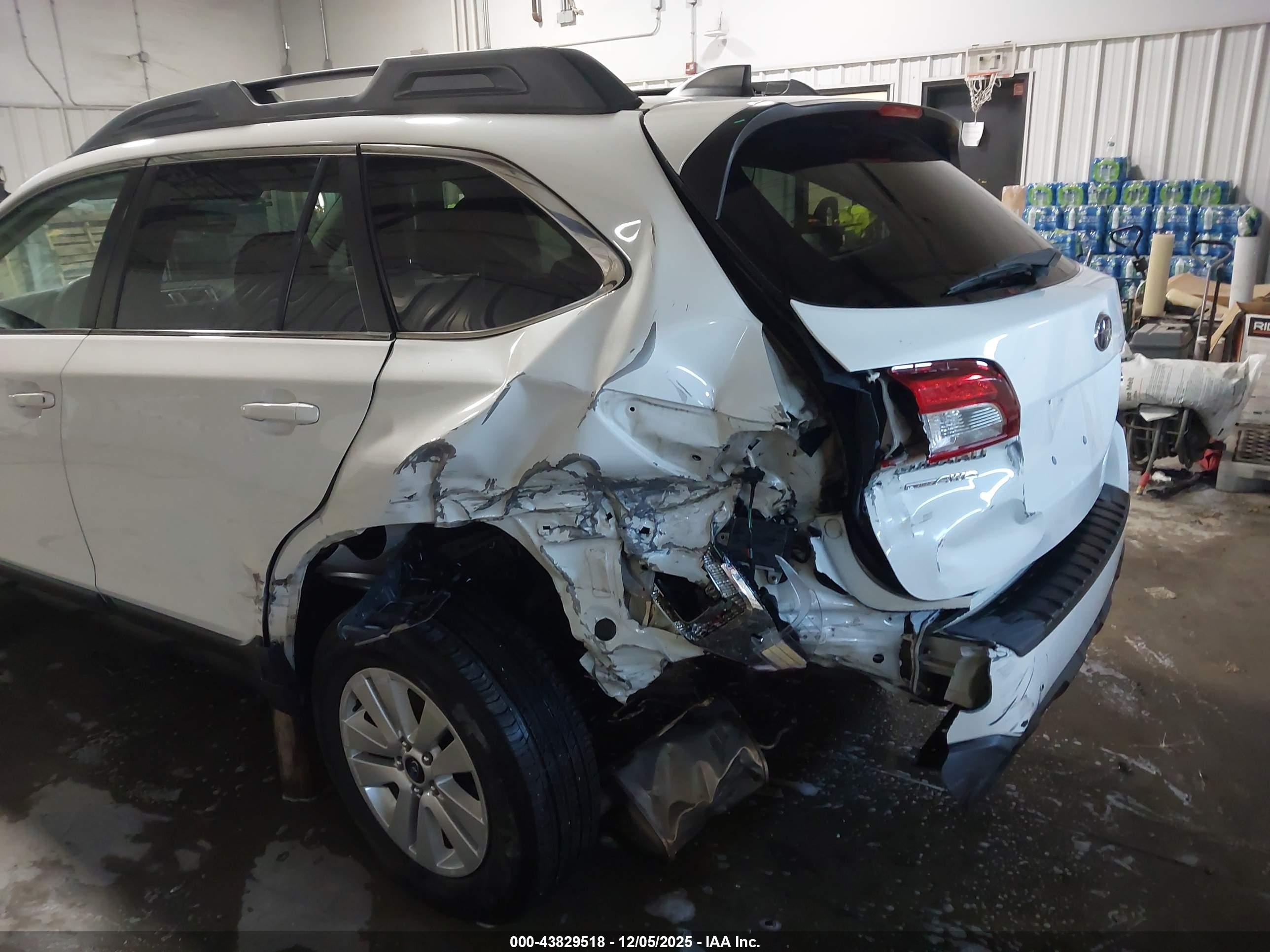 SUBARU OUTBACK image 6