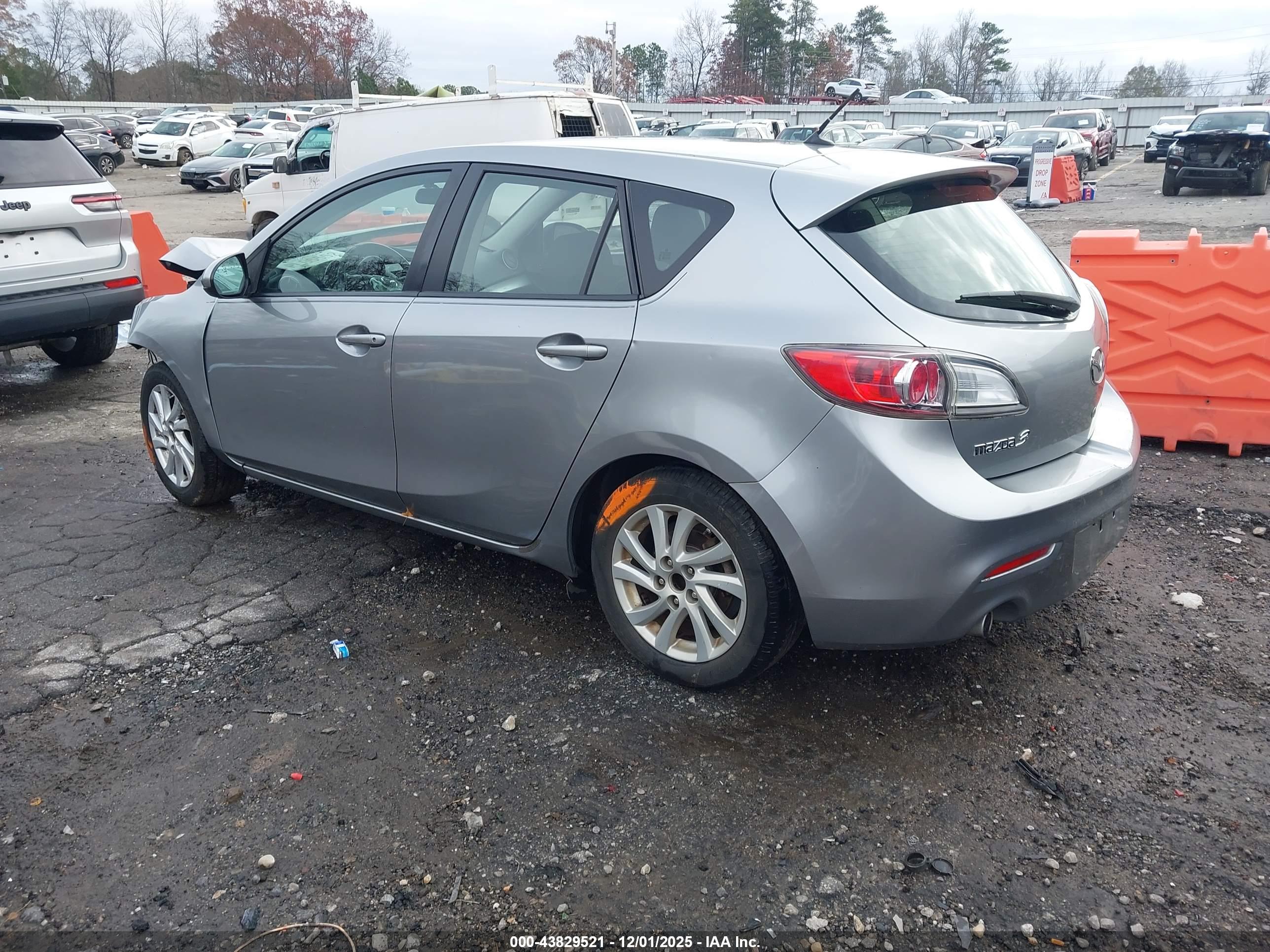 MAZDA MAZDA3 image 3