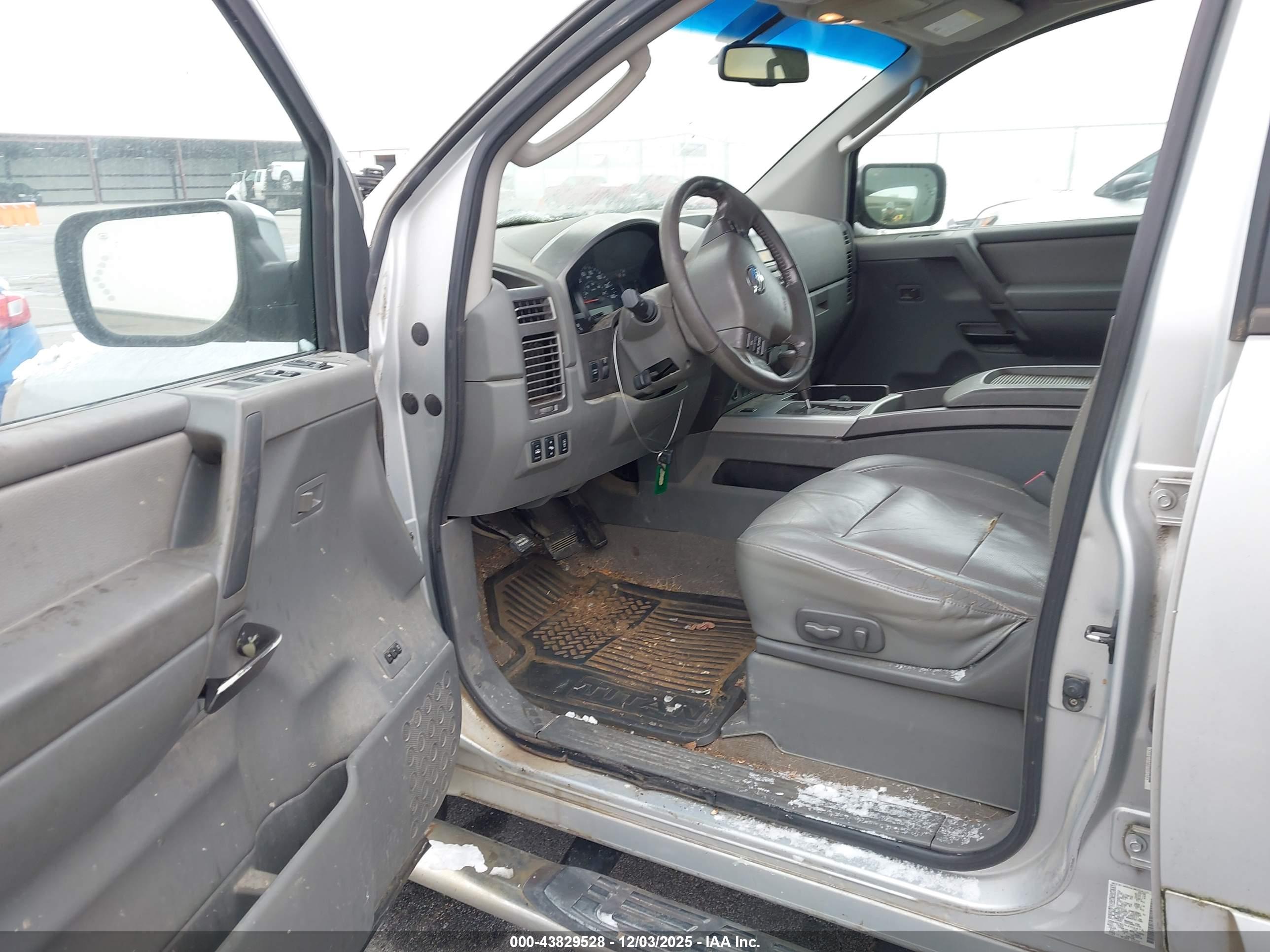 NISSAN TITAN image 5