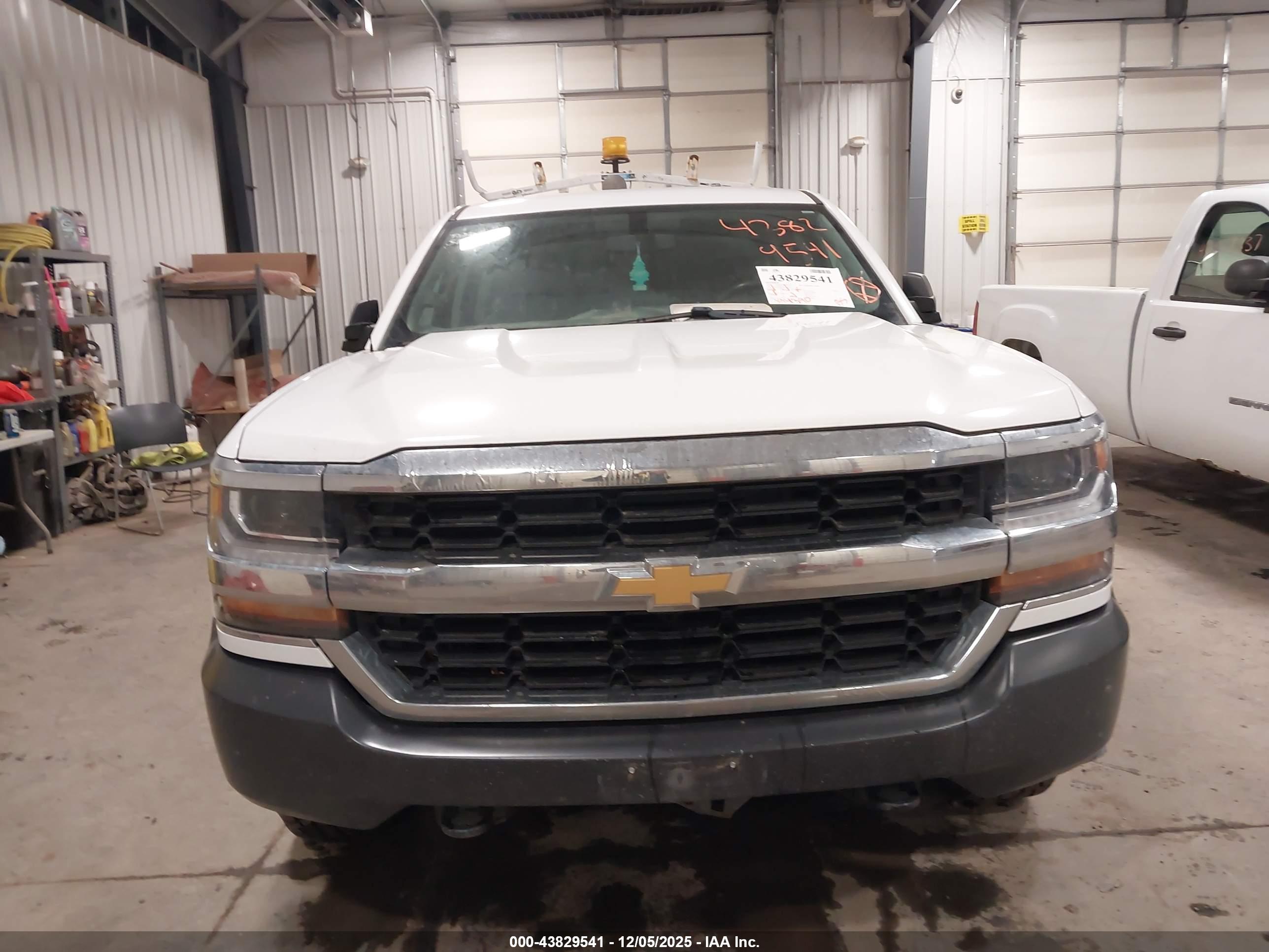 CHEVROLET SILVERADO image 6