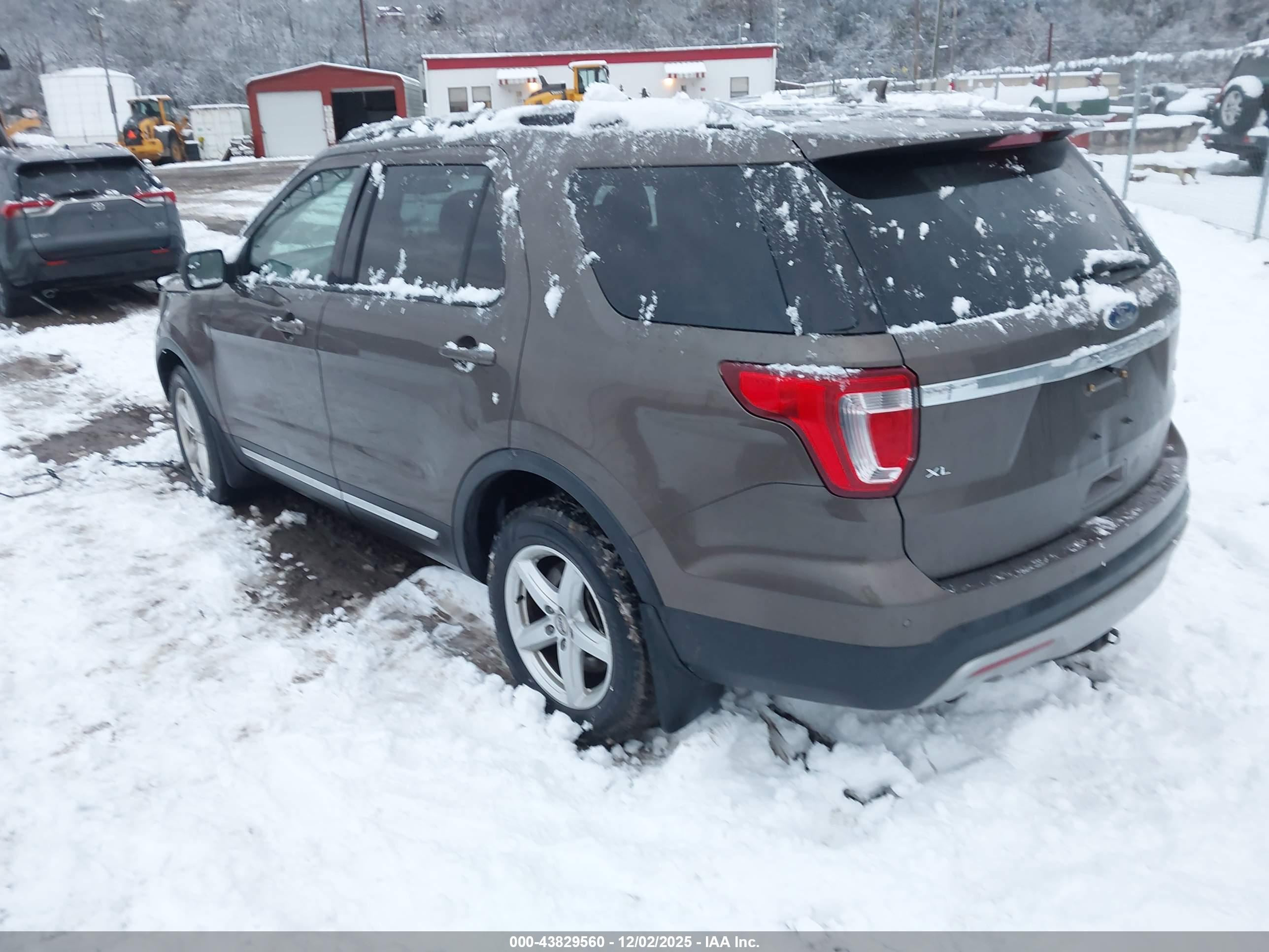 FORD EXPLORER image 3