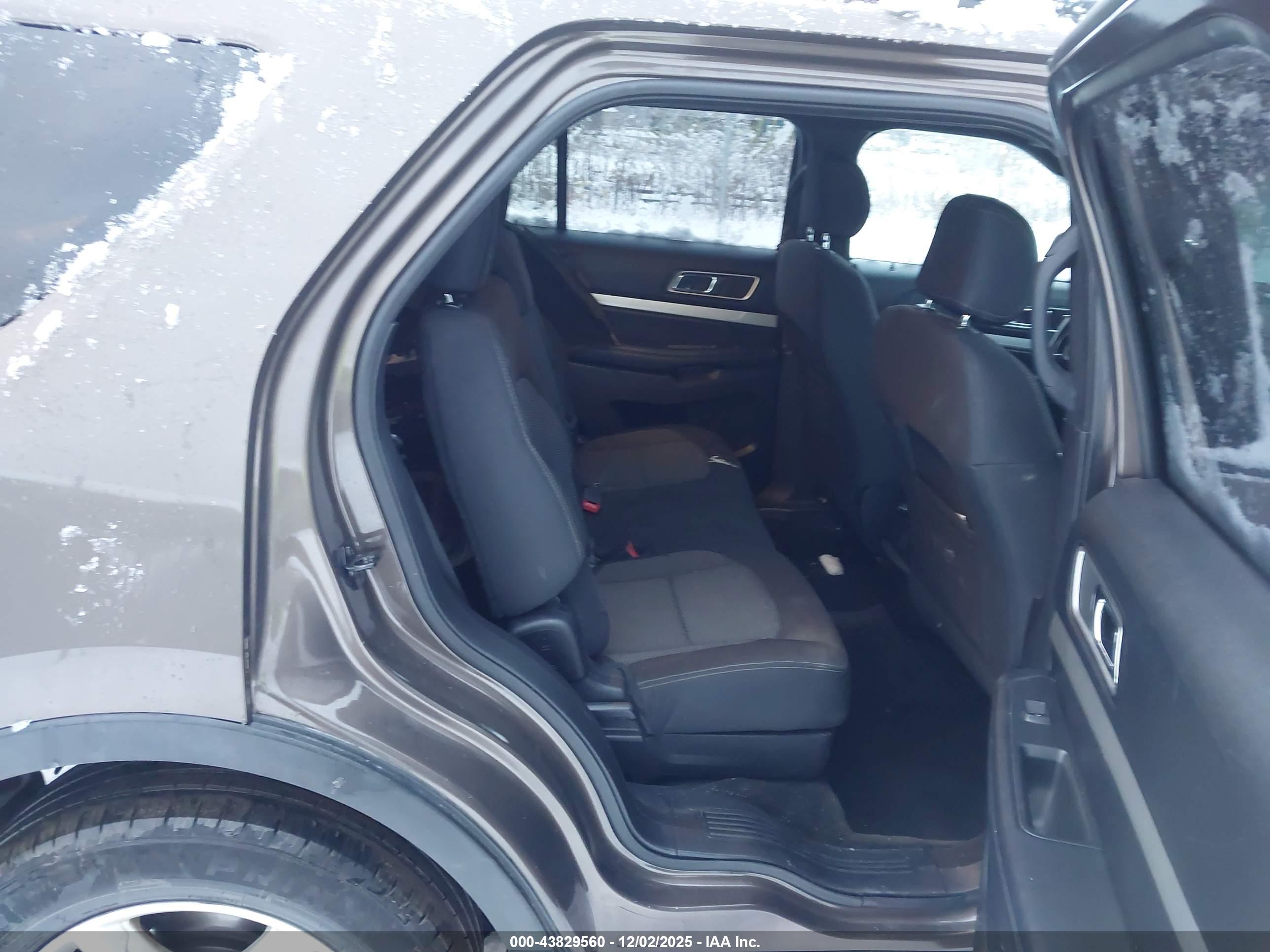FORD EXPLORER image 8