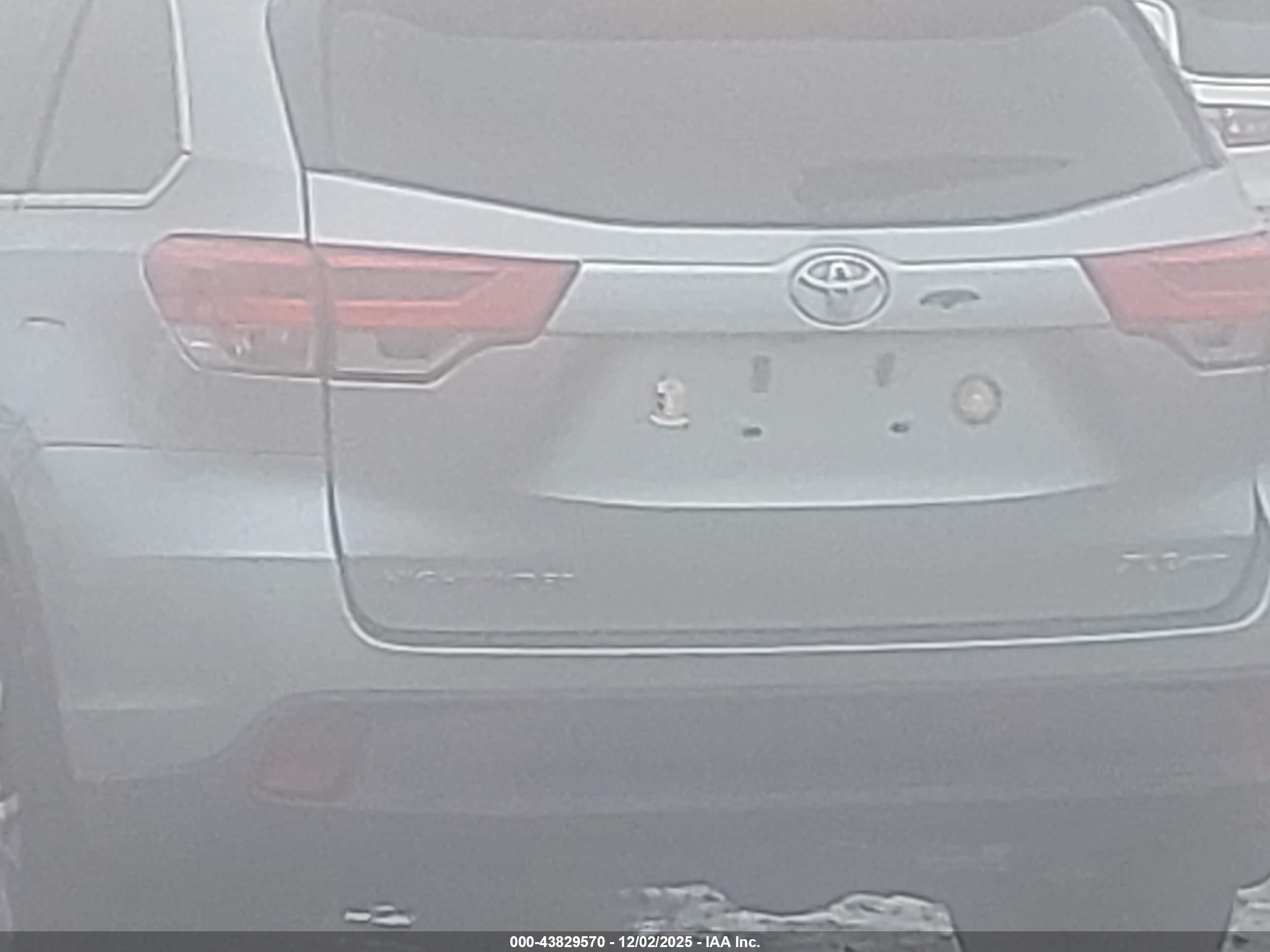 TOYOTA HIGHLANDER image 6