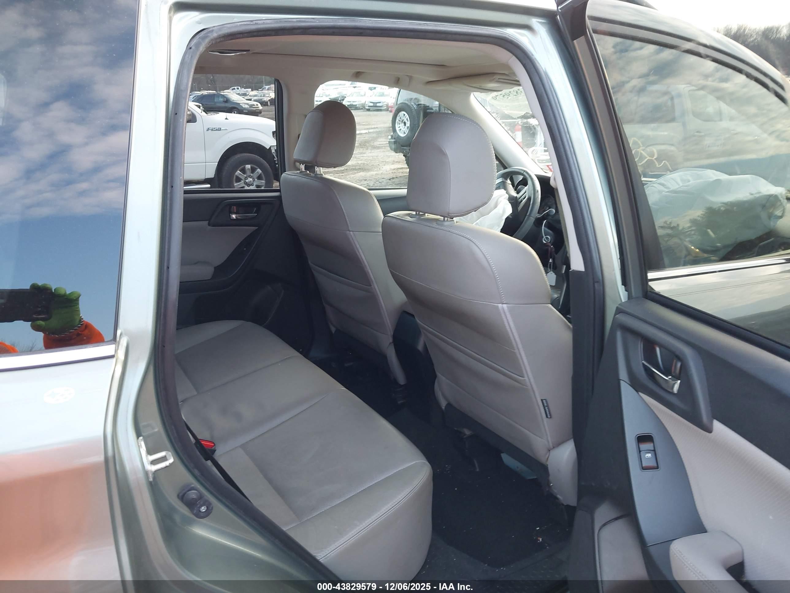 SUBARU FORESTER image 8