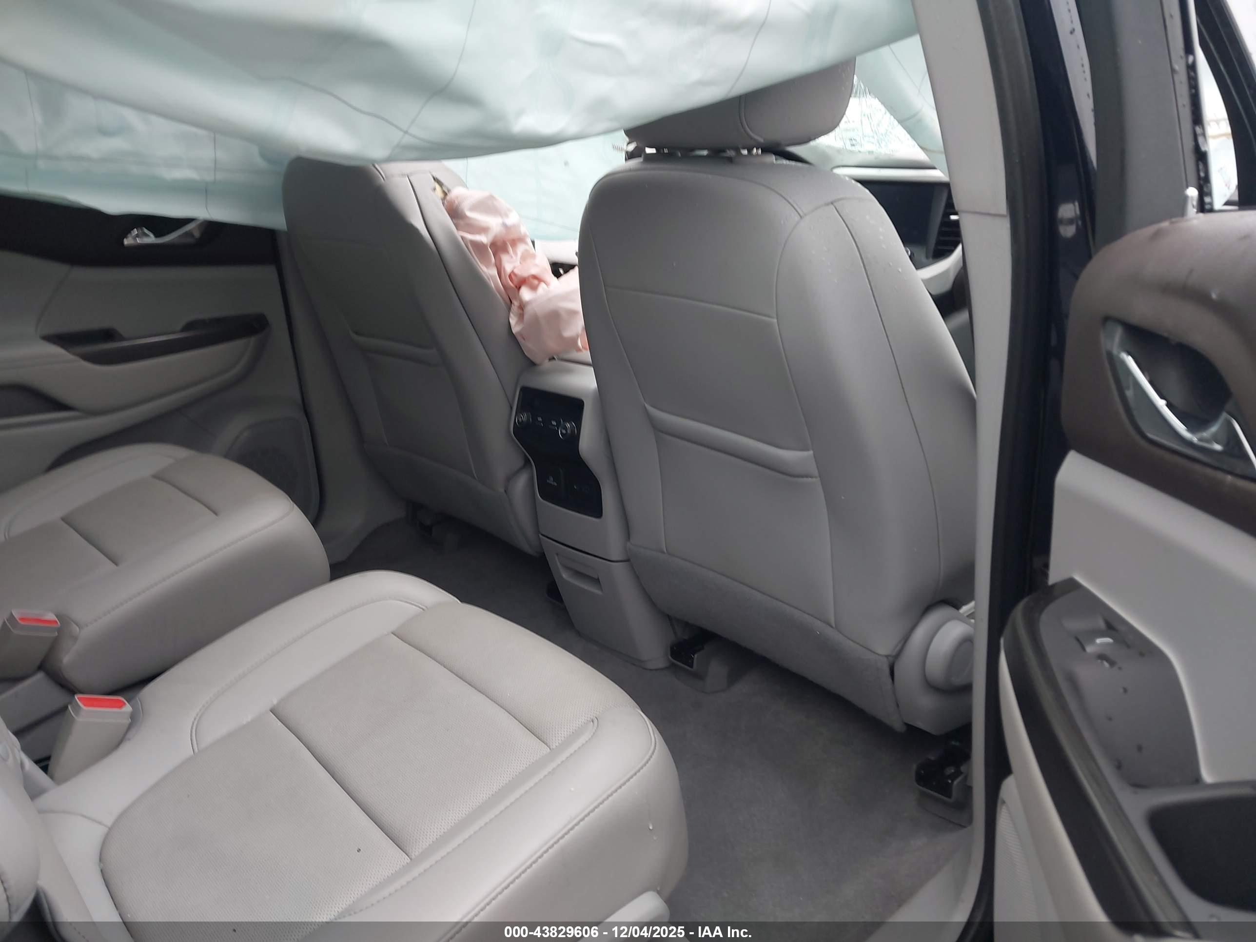 GMC ACADIA image 8