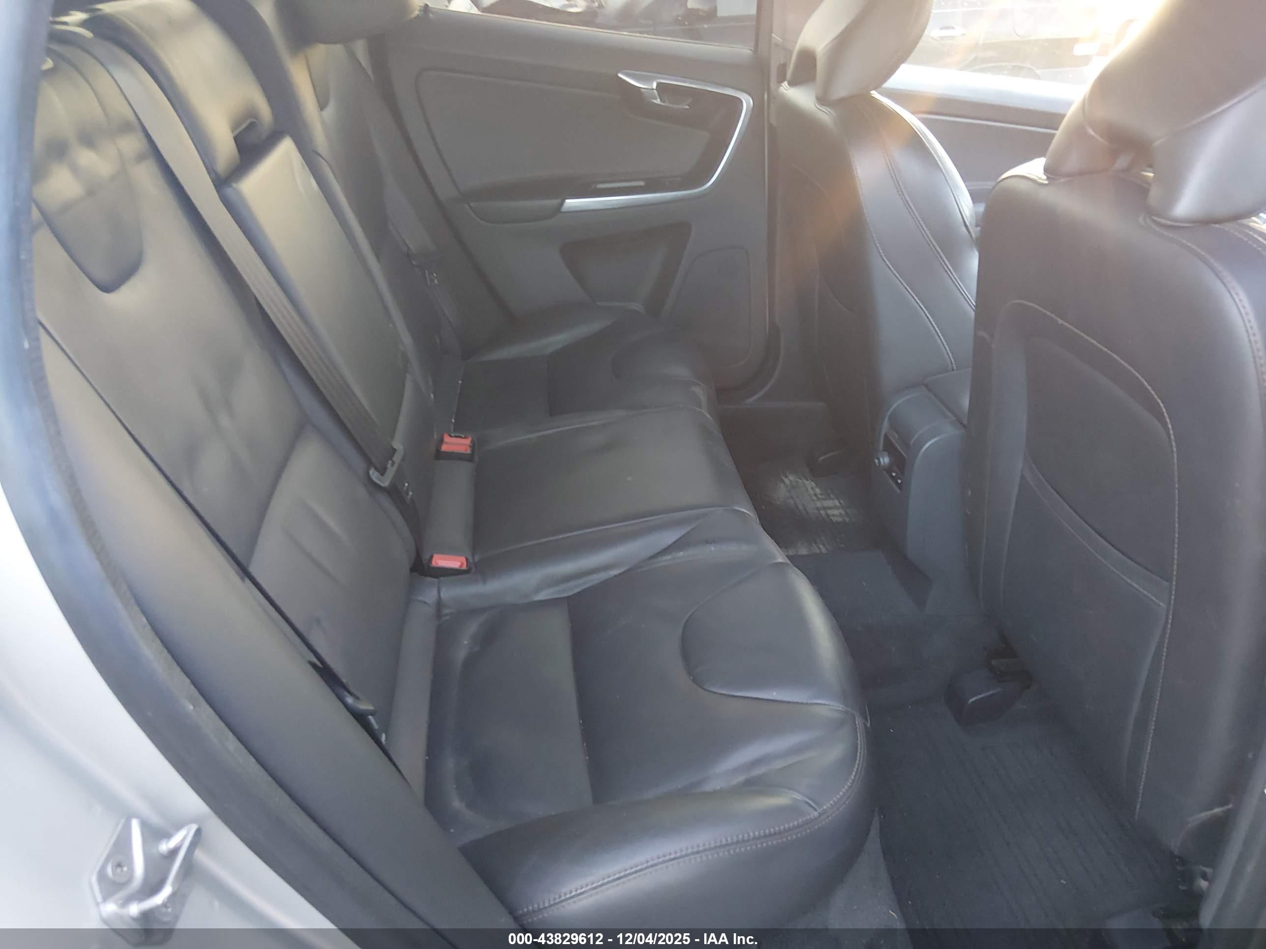 VOLVO XC60 image 8