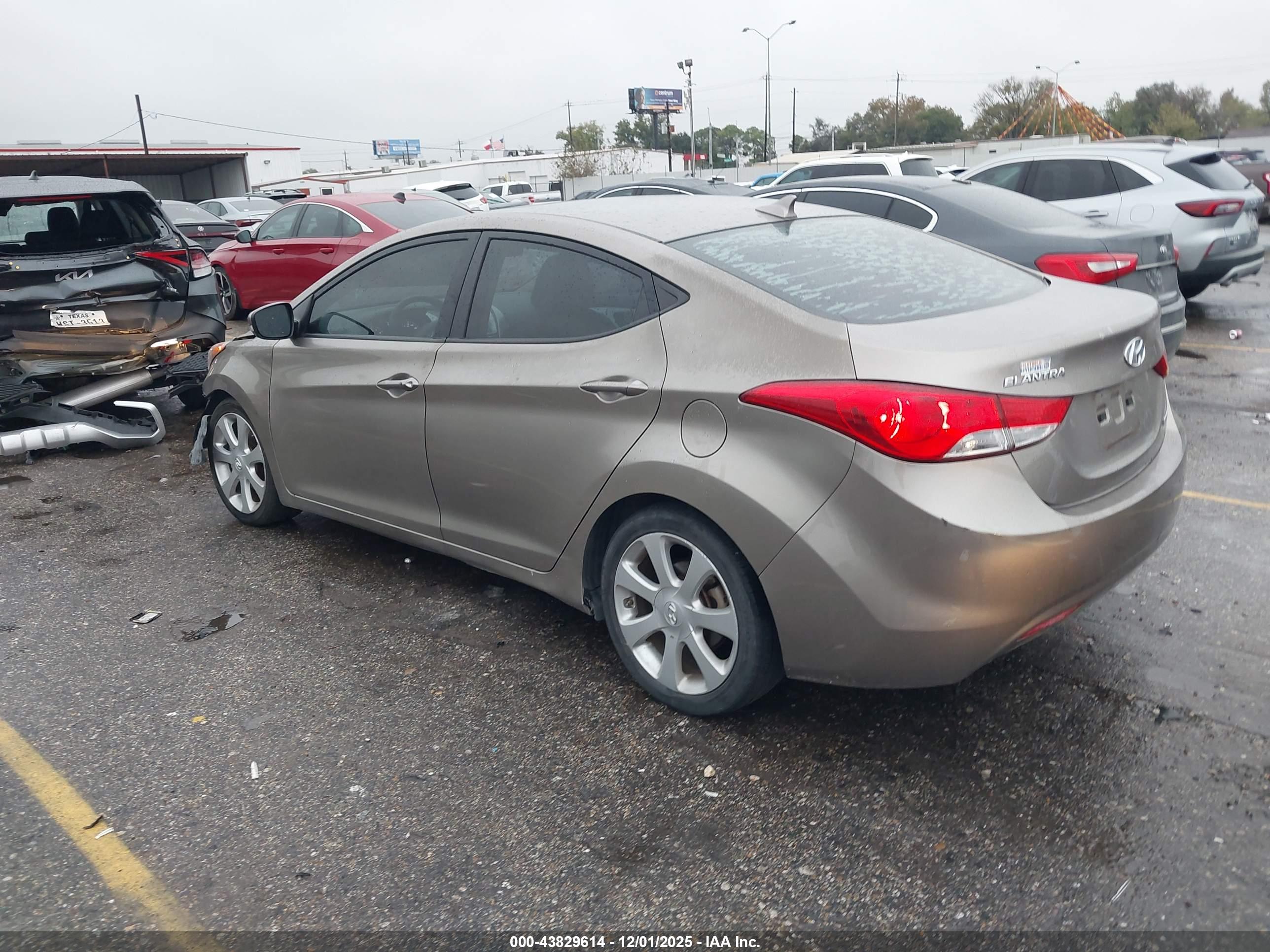 HYUNDAI ELANTRA image 3