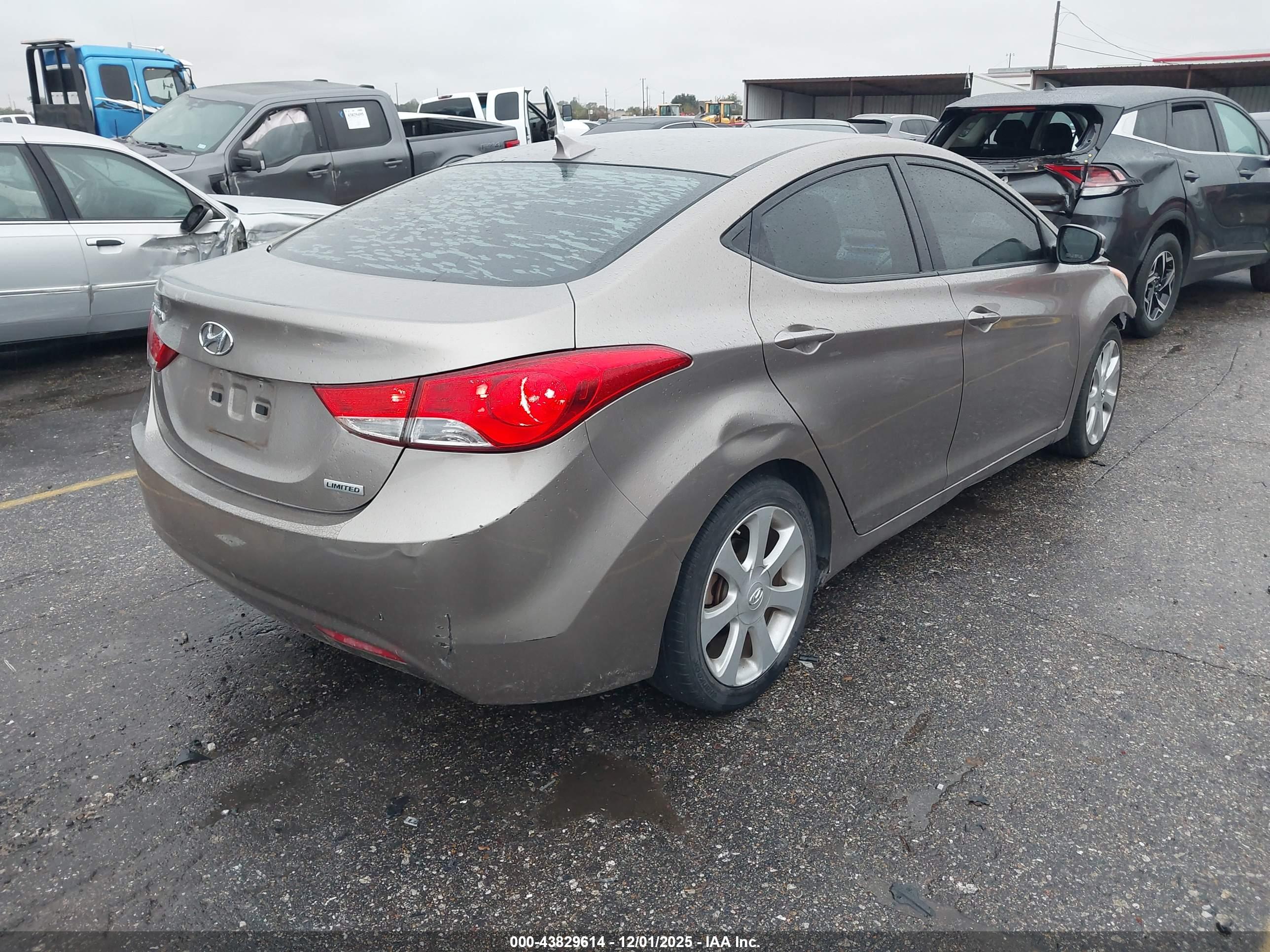 HYUNDAI ELANTRA image 4