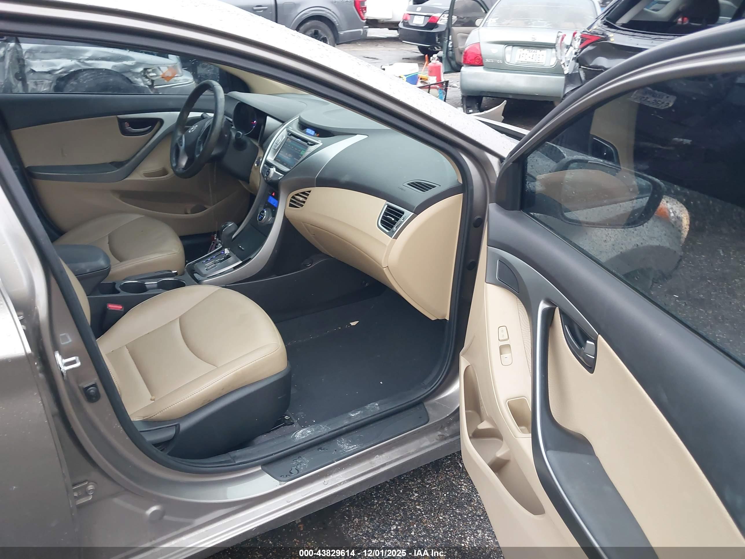 HYUNDAI ELANTRA image 5