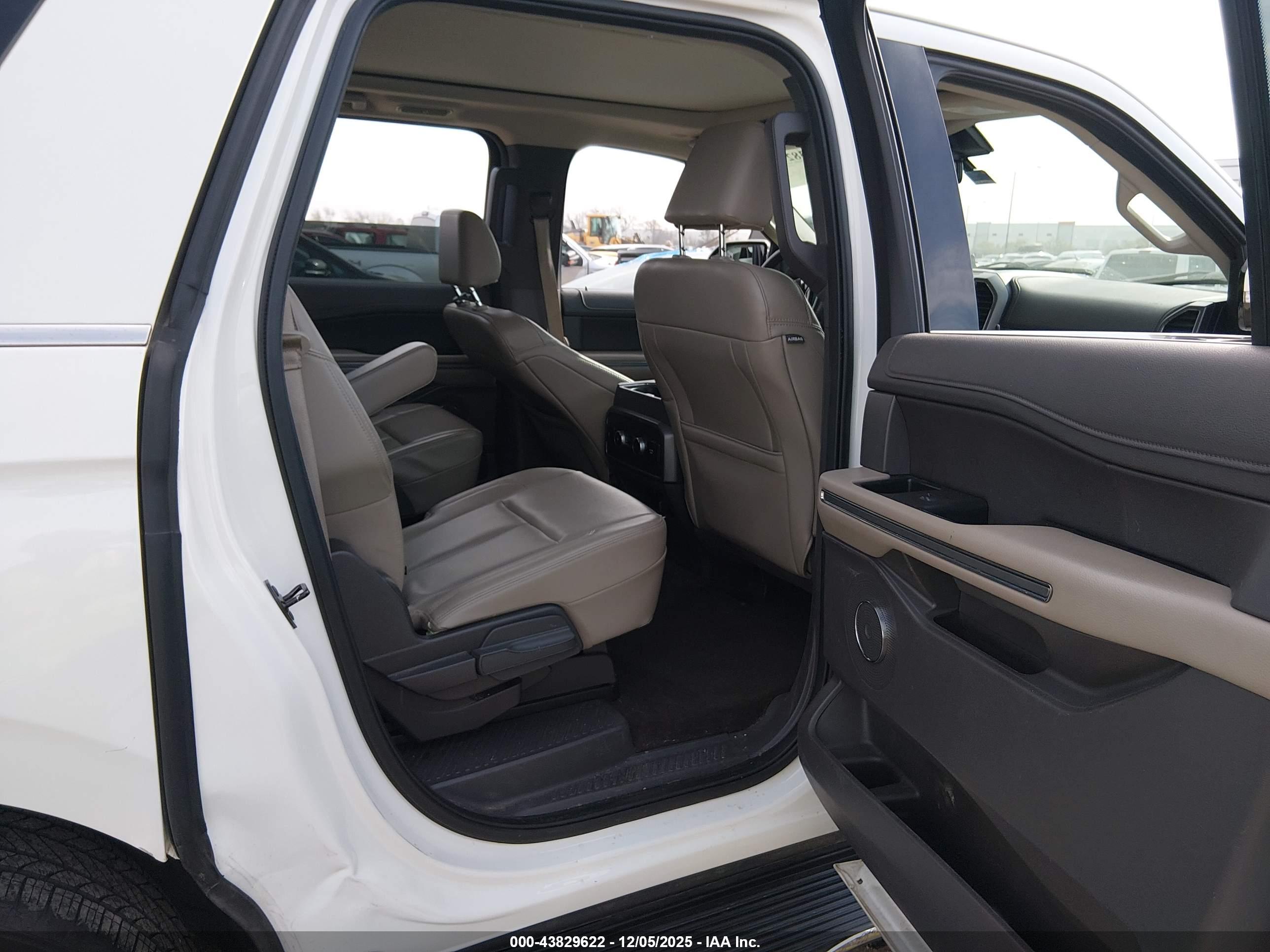 FORD EXPEDITION image 8