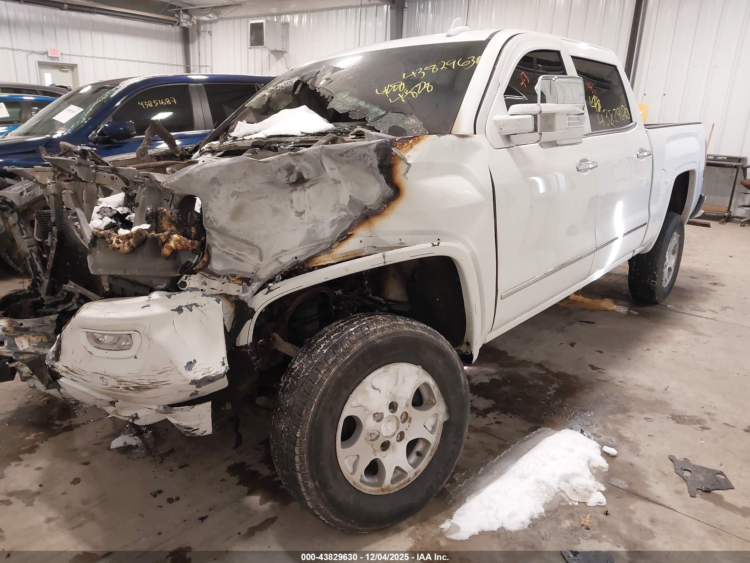 GMC SIERRA image 2