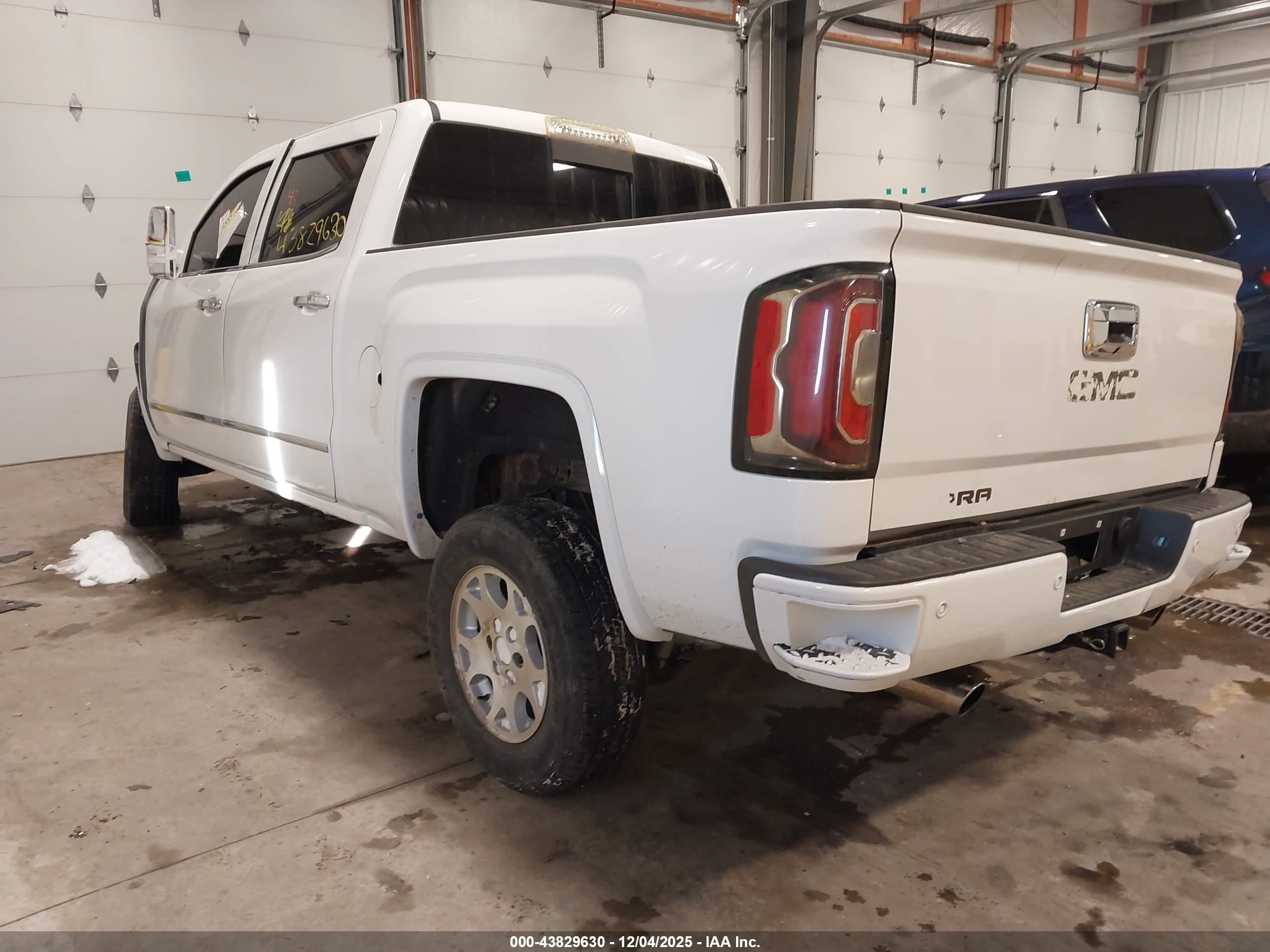 GMC SIERRA image 3