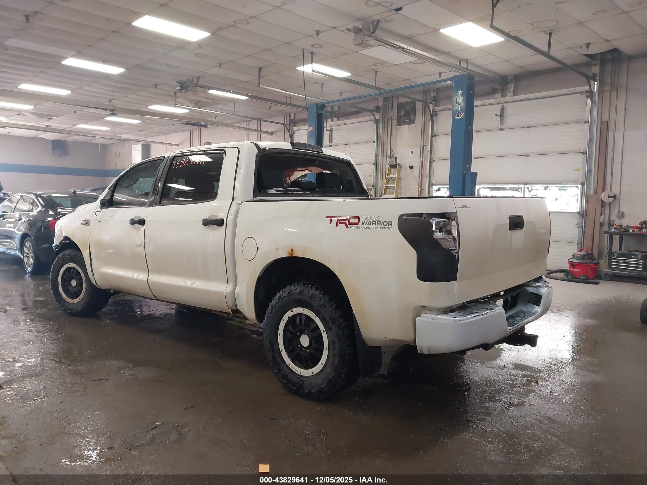 TOYOTA TUNDRA image 3