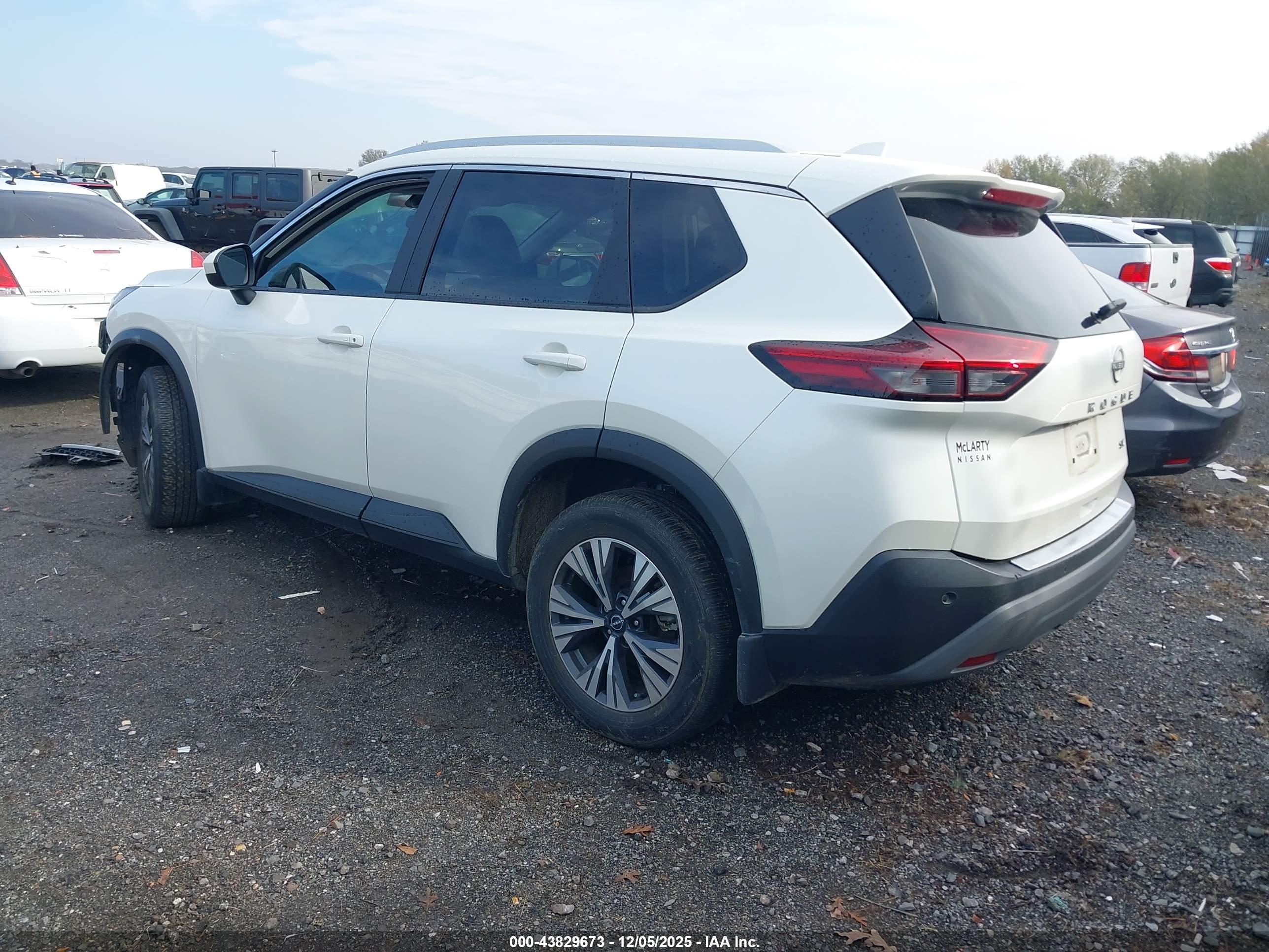 NISSAN ROGUE image 3