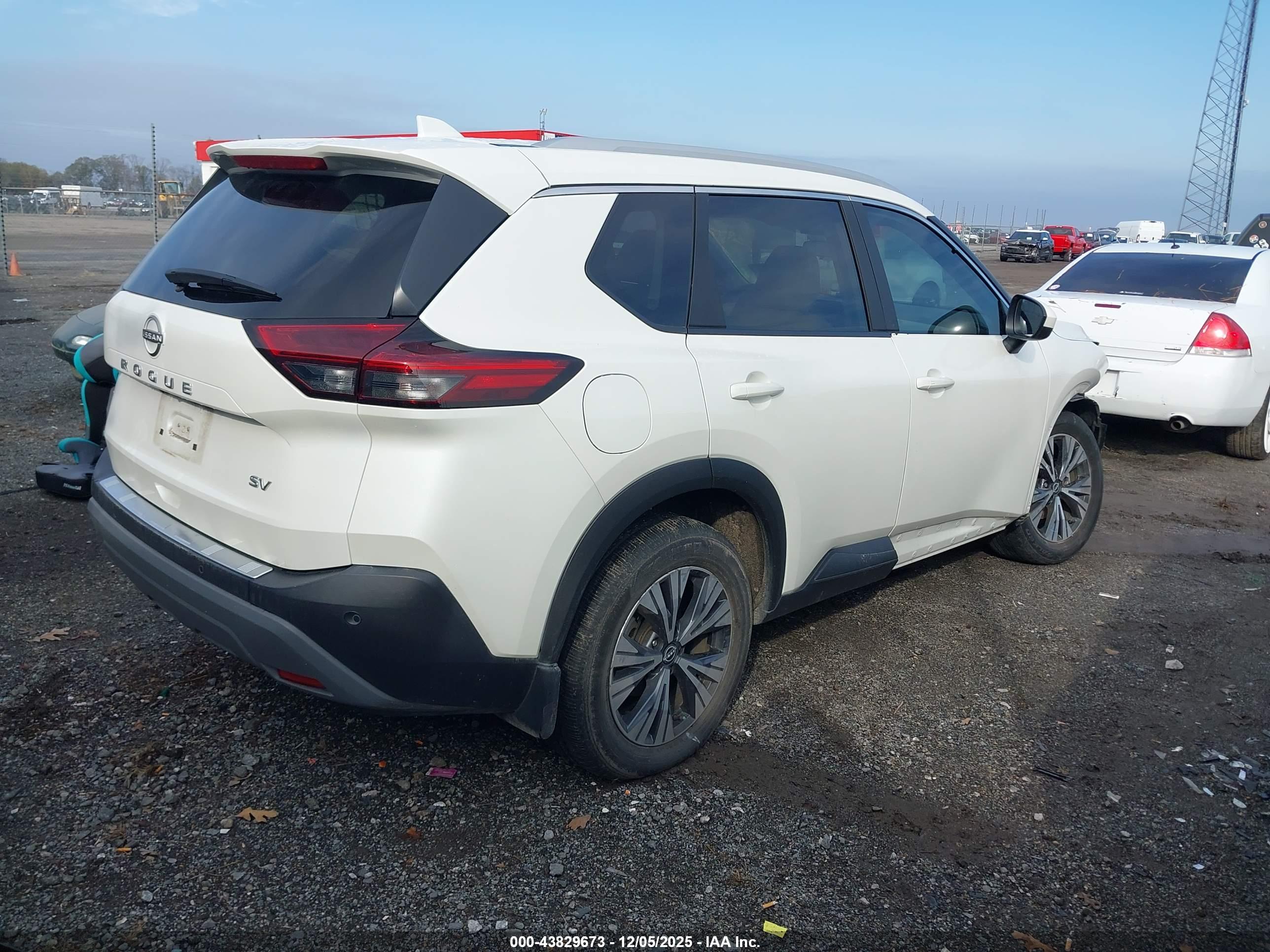 NISSAN ROGUE image 4