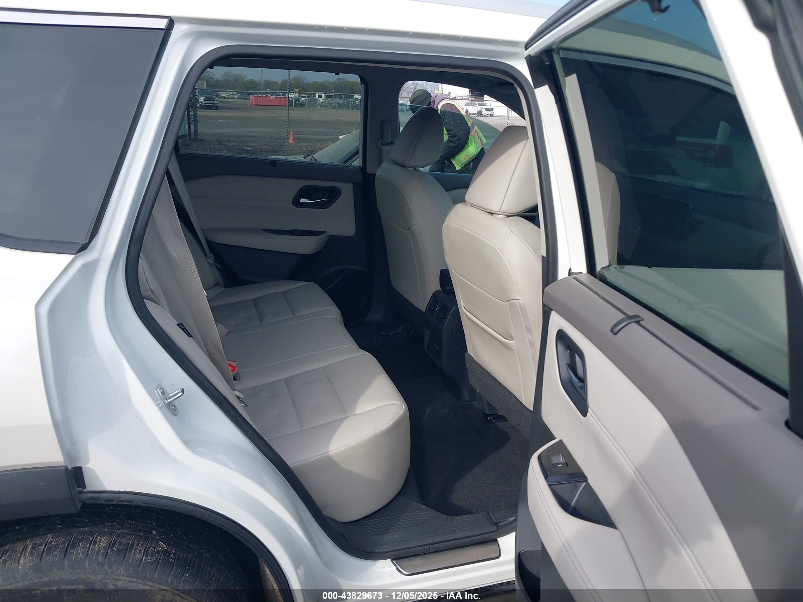 NISSAN ROGUE image 8