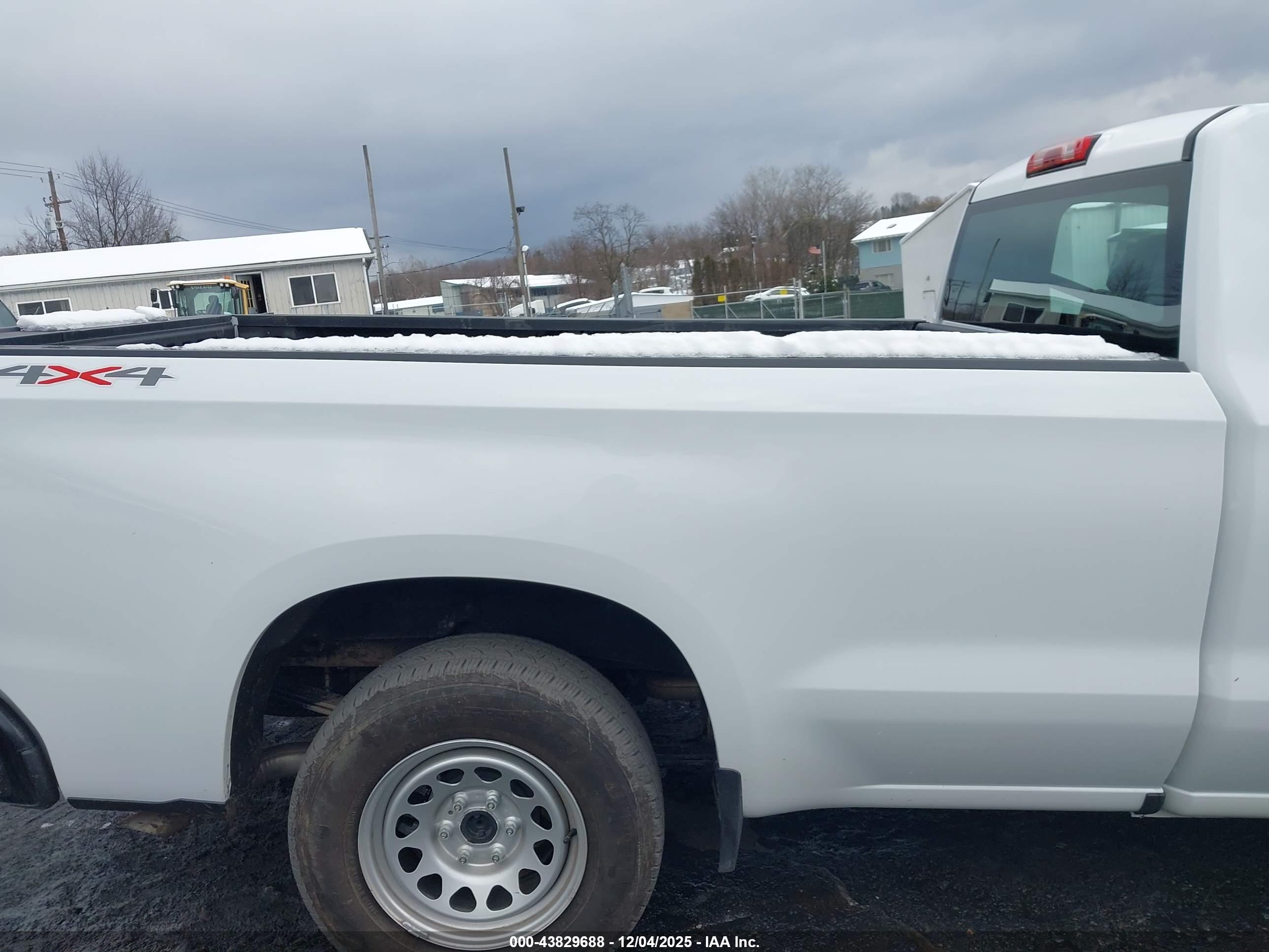 CHEVROLET SILVERADO image 8