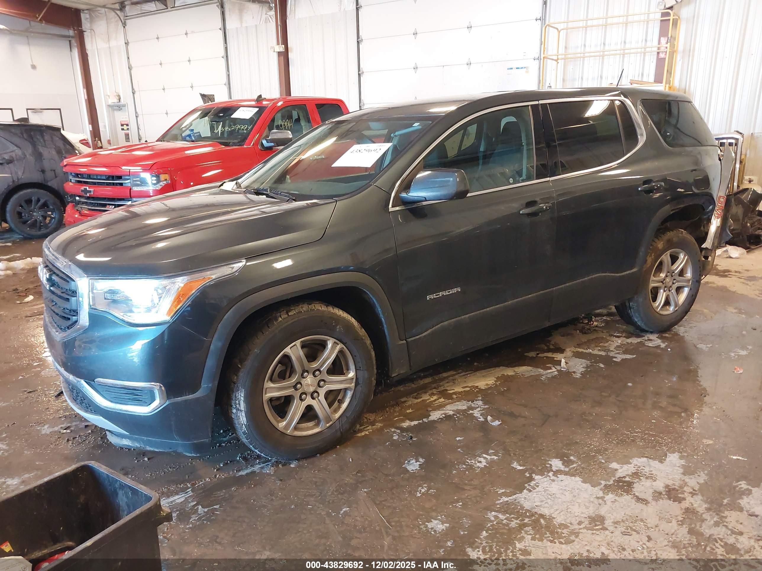 GMC ACADIA image 2