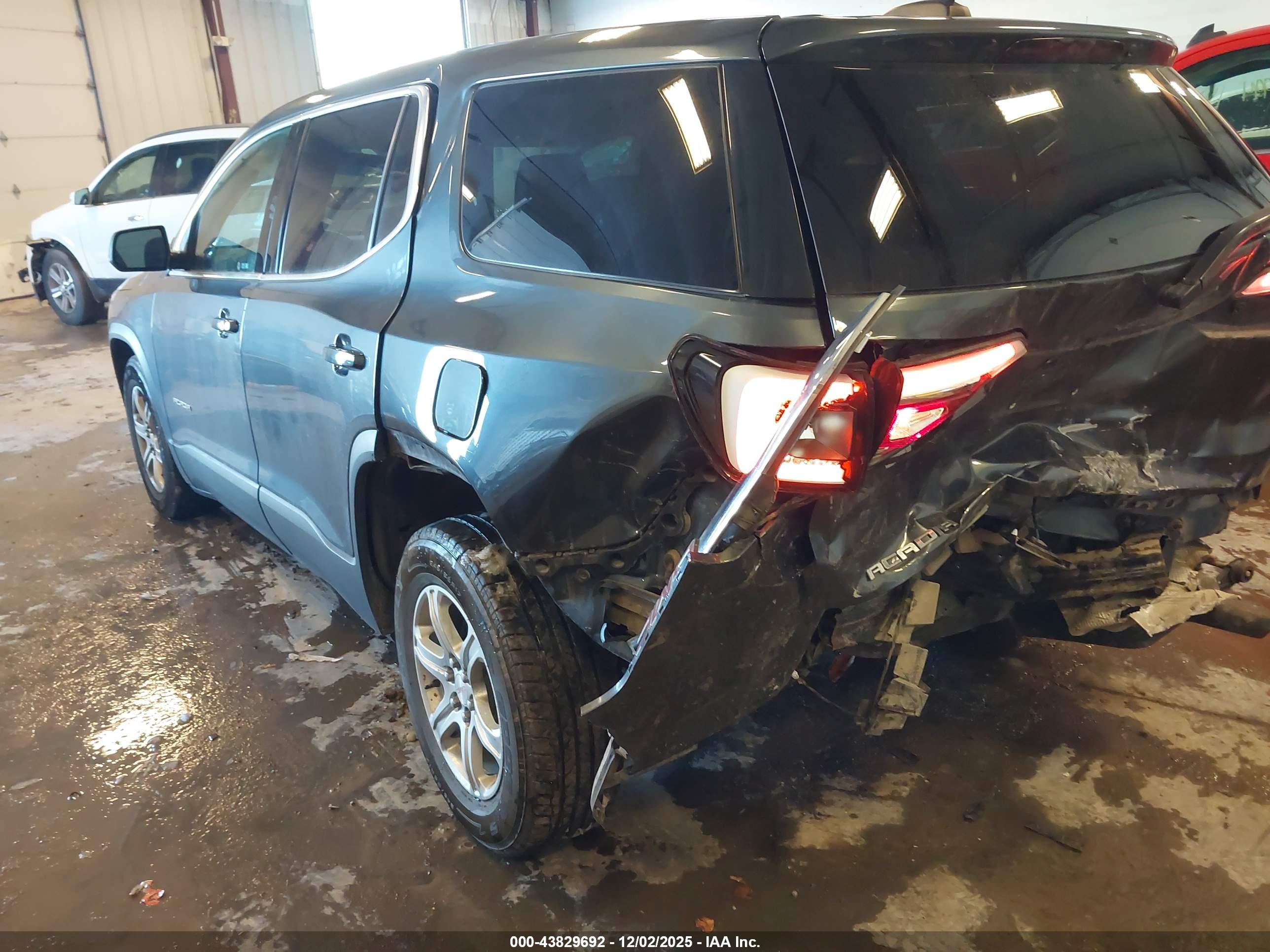 GMC ACADIA image 3