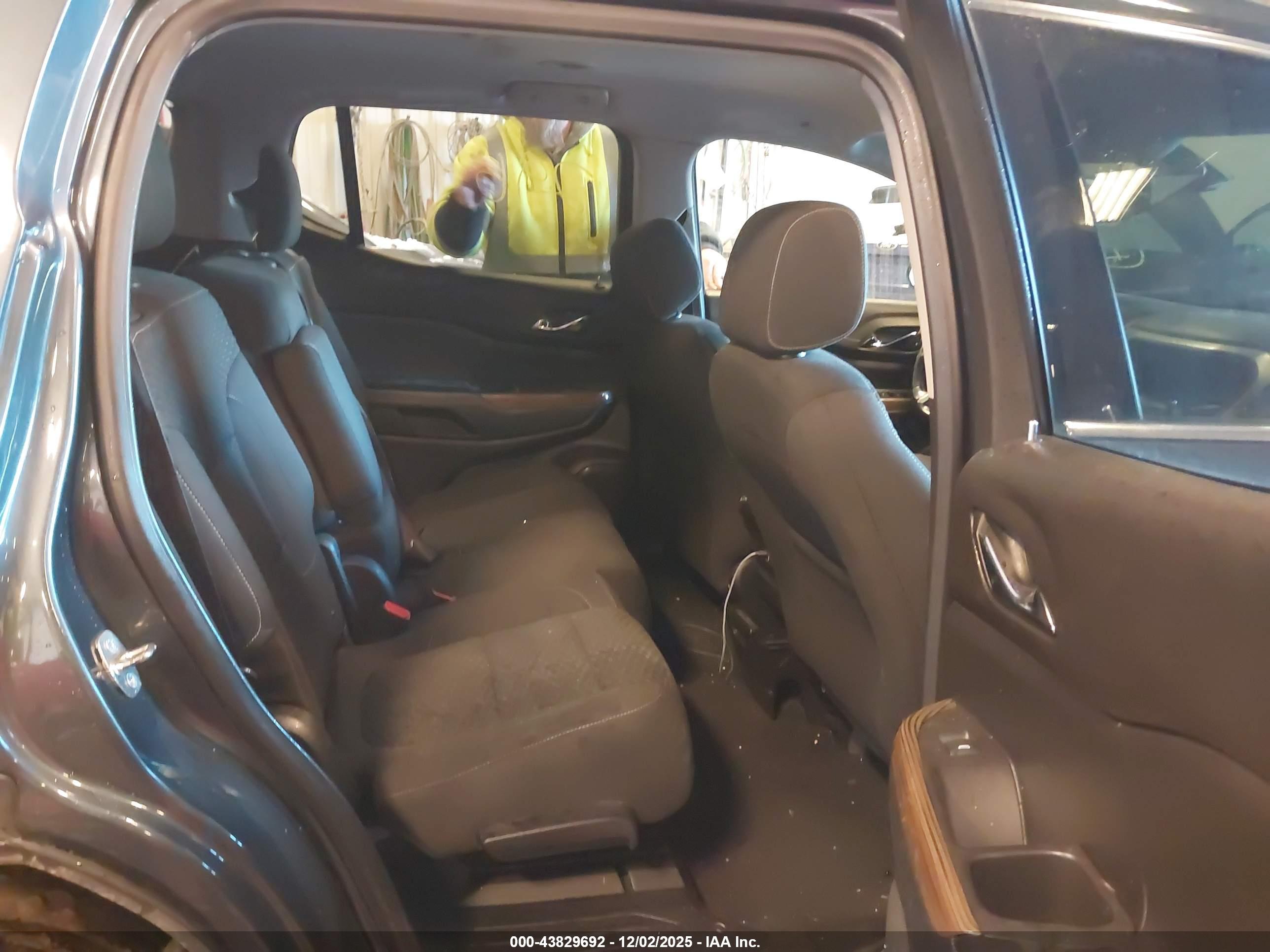 GMC ACADIA image 8