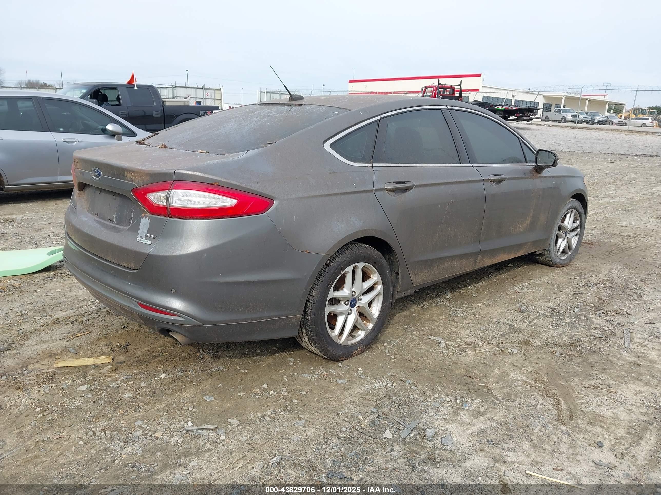 FORD FUSION image 4