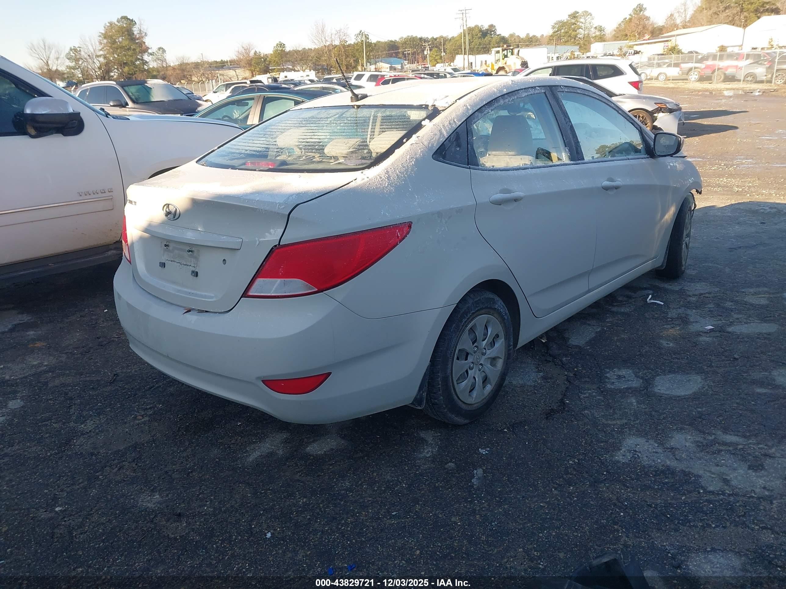 HYUNDAI ACCENT image 4