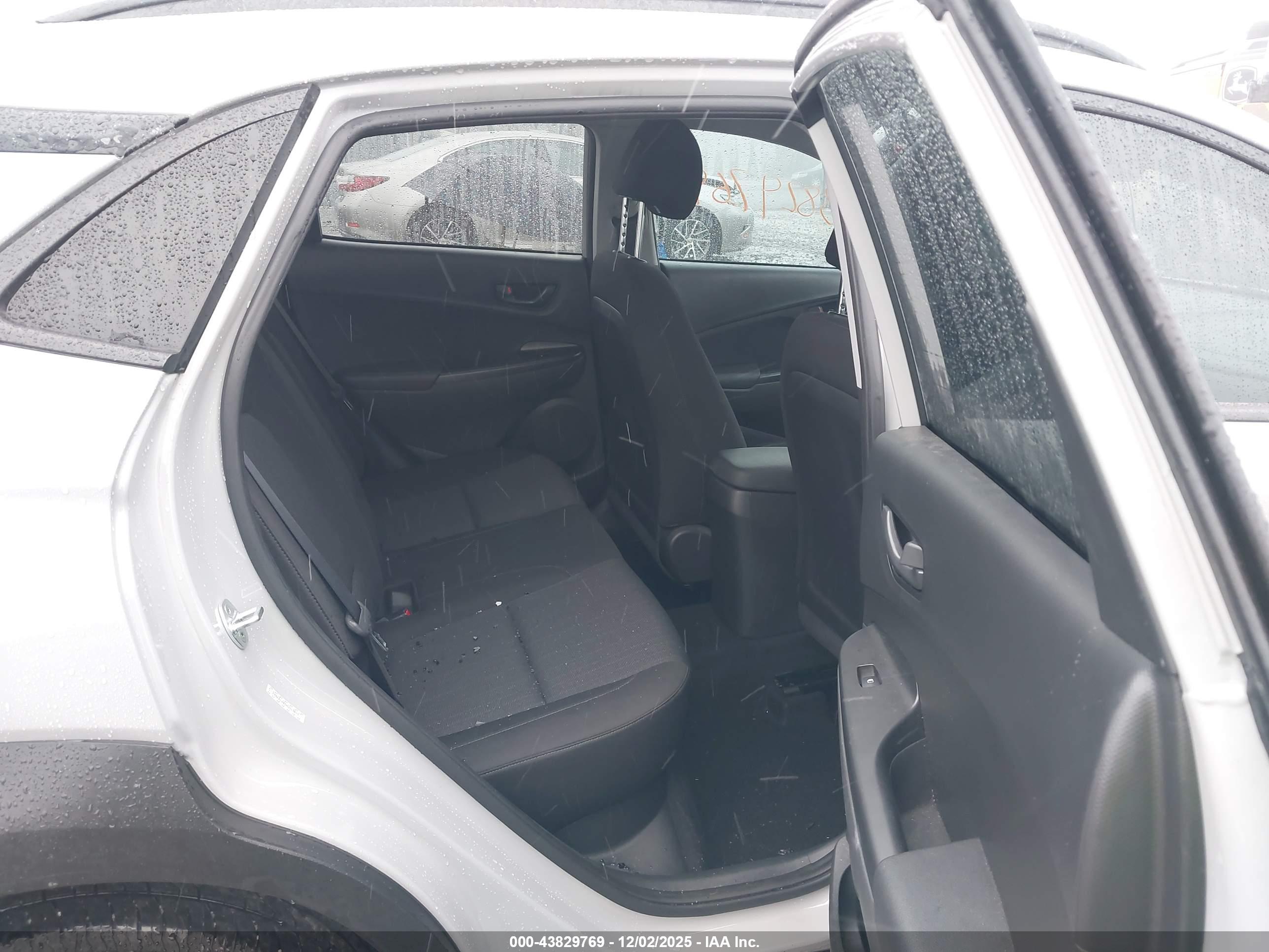 HYUNDAI KONA image 8