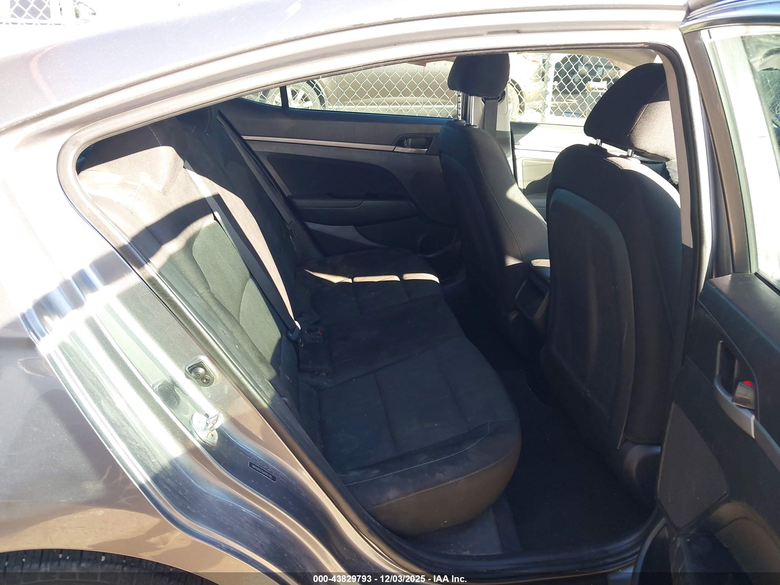 HYUNDAI ELANTRA image 8